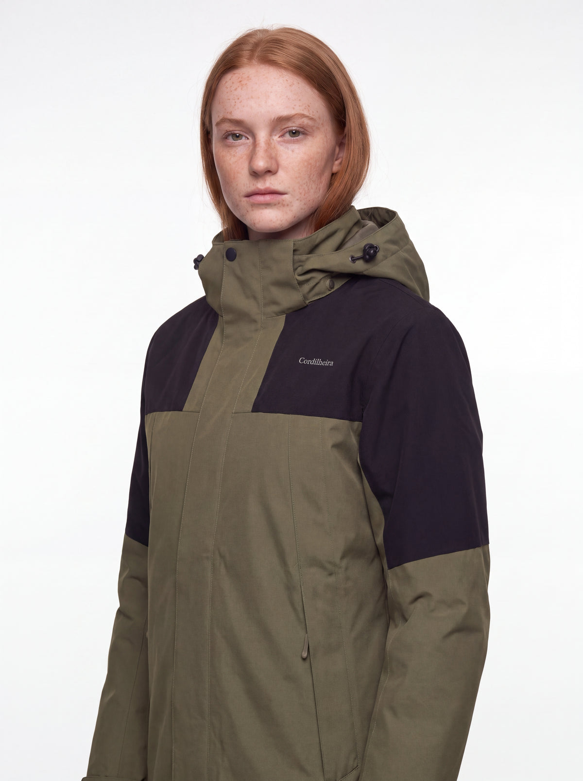 Modelo vestindo Jaqueta 3 em 1 Cordilheira Outlander com logo da Marca Cordilheira, Roupa com Boa qualidade e acabamento Confiável.