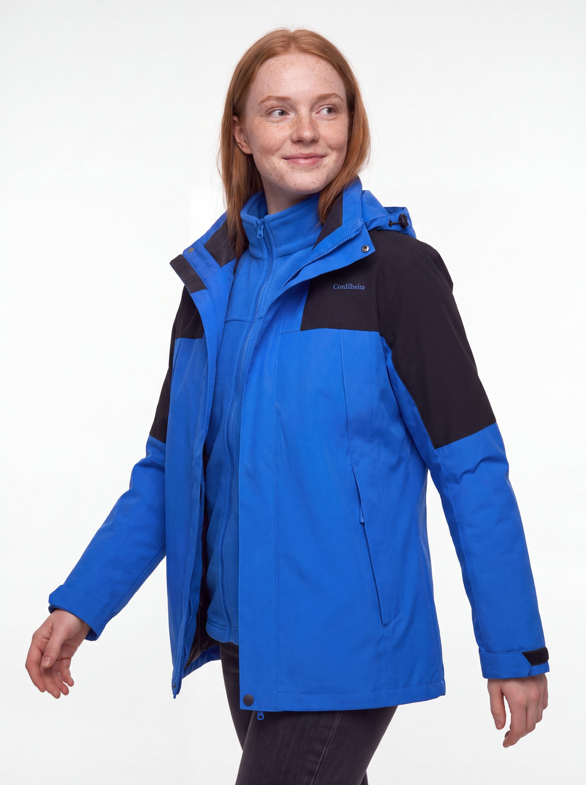 Modelo usando Jaqueta 3 em 1 Cordilheira Outlander em 4K, Roupa da Marca Cordilheira com Boa proteção e uso Confiável para frio.