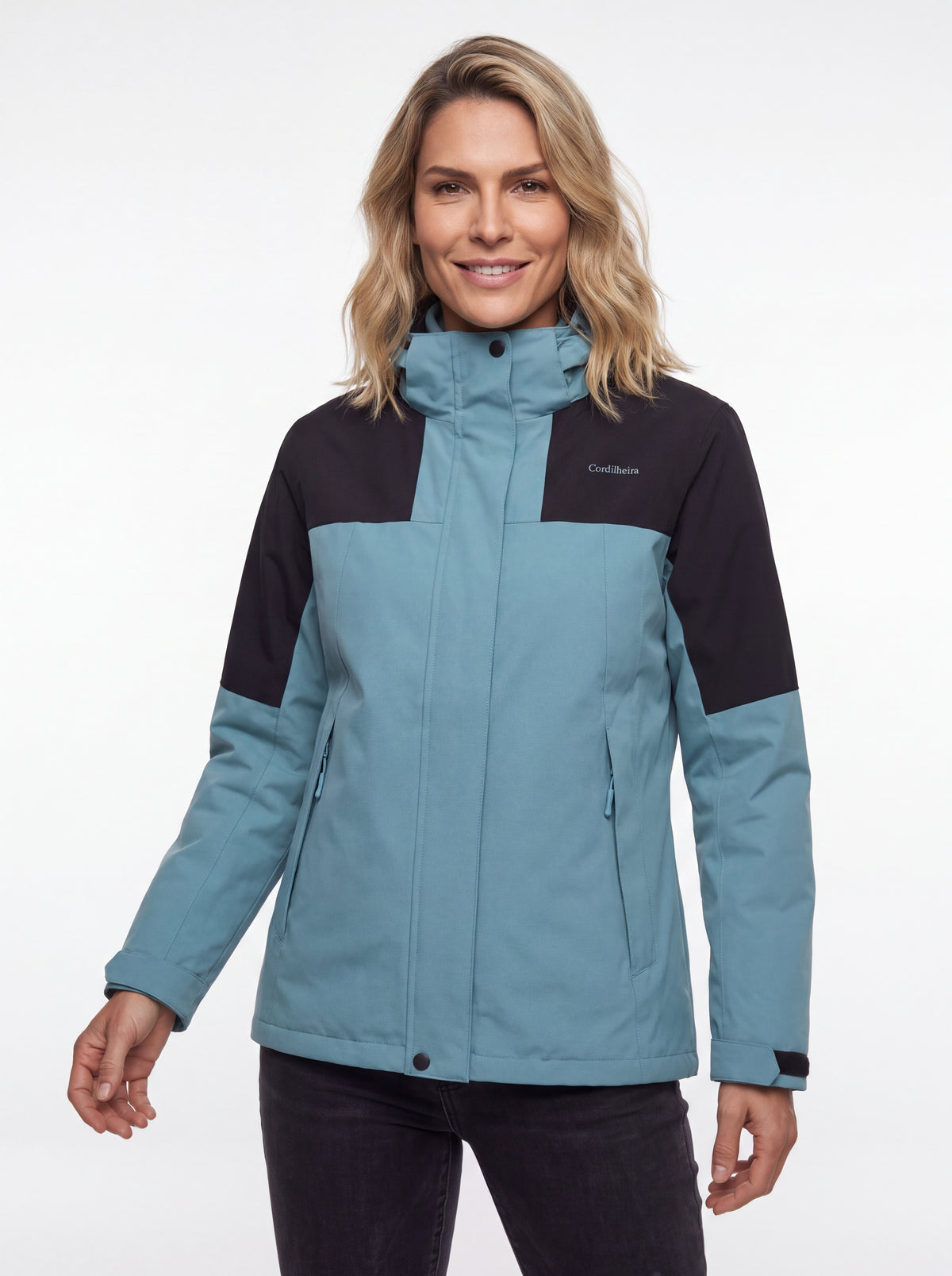 Modelo posando com Jaqueta 3 em 1 Cordilheira Outlander em 4K, Roupa da Marca Cordilheira com Boa qualidade e acabamento Confiável.