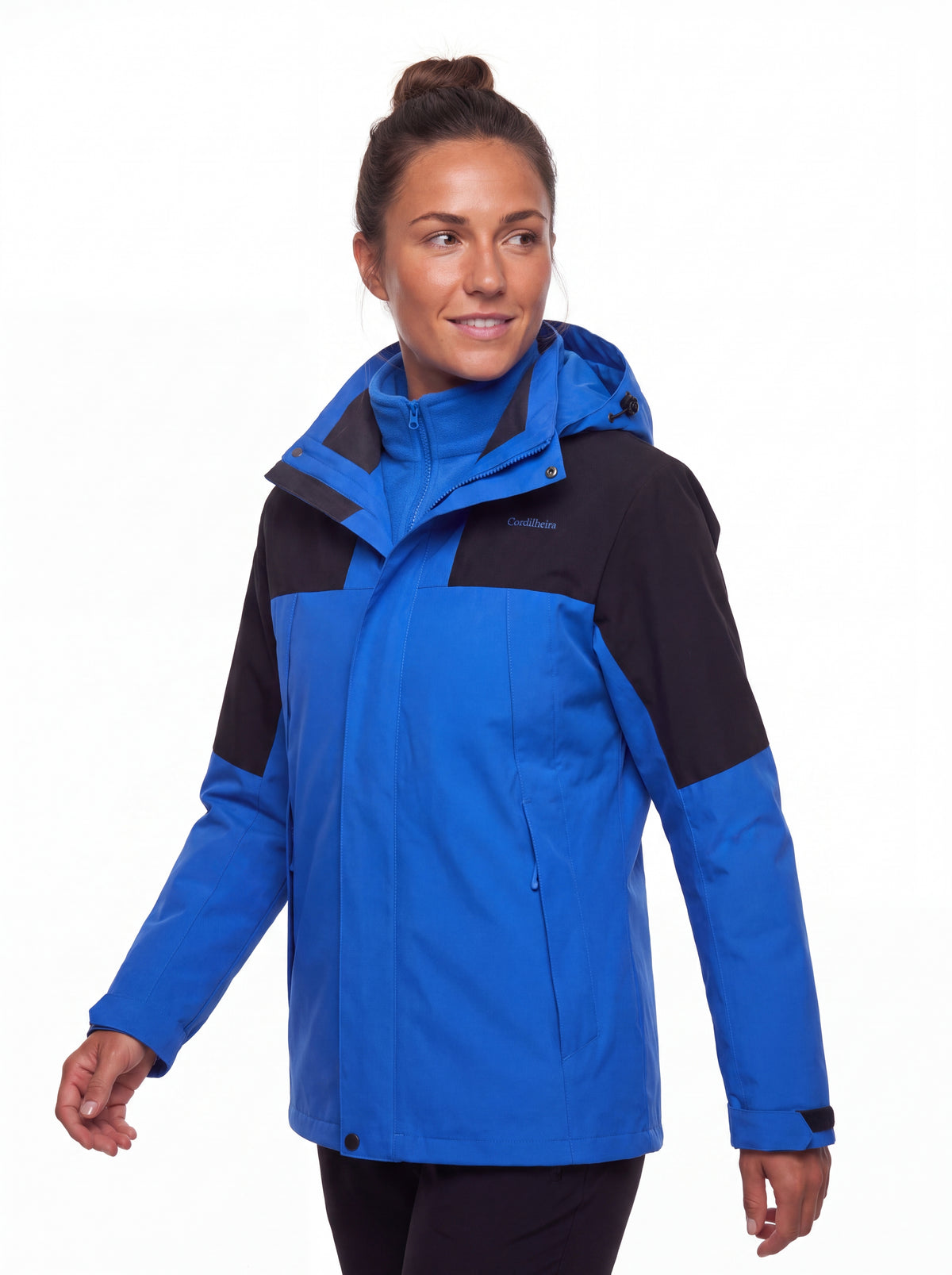 Modelo posando com Jaqueta 3 em 1 Cordilheira Outlander, Roupa da Marca Cordilheira com Boa qualidade e acabamento Confiável.