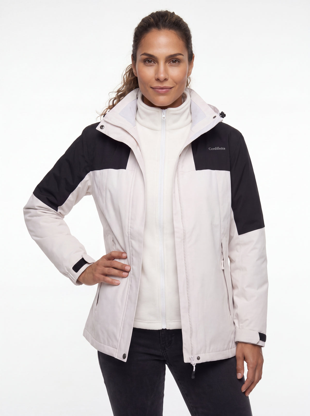 Outra pose com Jaqueta 3 em 1 Cordilheira Outlander em 4K, Roupa da Marca Cordilheira com Boa resistência e visual Confiável.