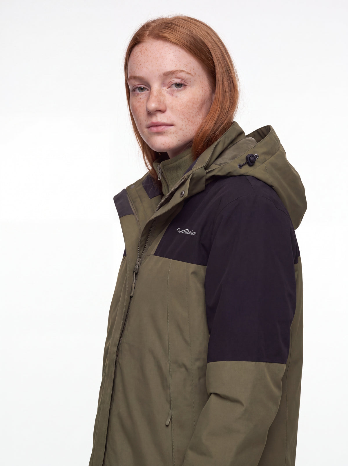 Pose com Jaqueta 3 em 1 Cordilheira Outlander seguindo instruções de produto, Roupa da Marca Cordilheira com Boa qualidade Confiável.