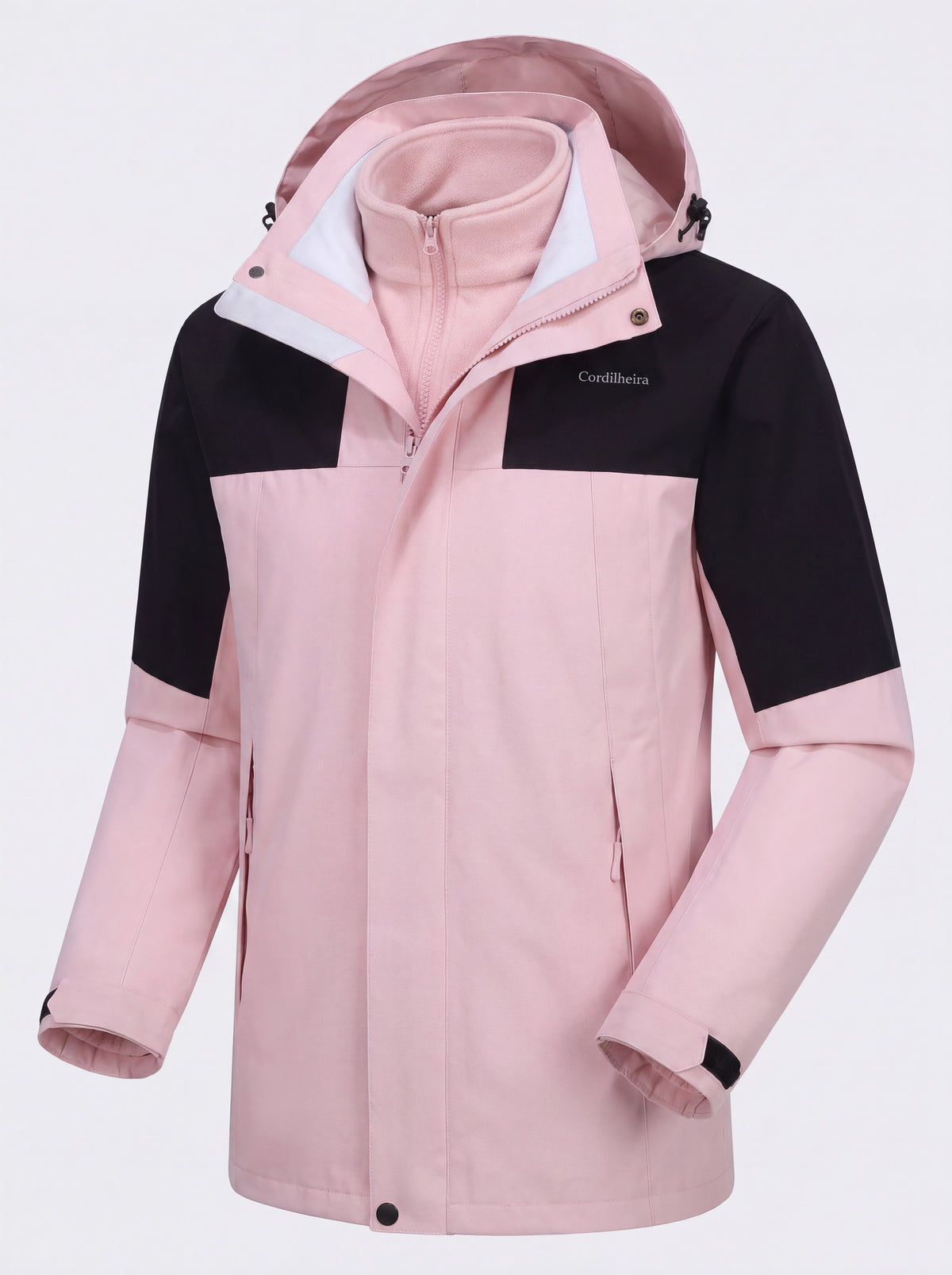 Pose reproduzida com Jaqueta 3 em 1 Cordilheira Outlander em fundo branco, Roupa da Marca Cordilheira com Boa apresentação e visual Confiável.