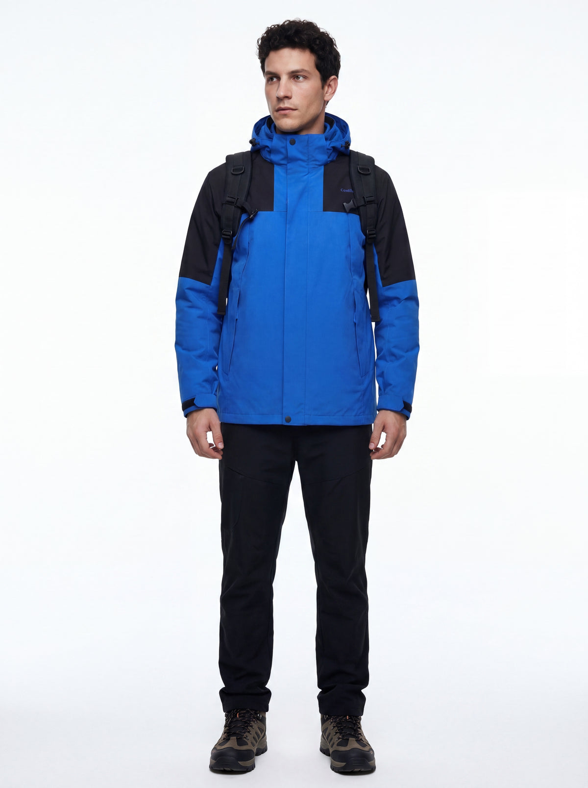 Modelo em pose séria de corpo inteiro com Jaqueta 3 em 1 Cordilheira Outlander, Roupa da Marca Cordilheira com Boa qualidade Confiável.