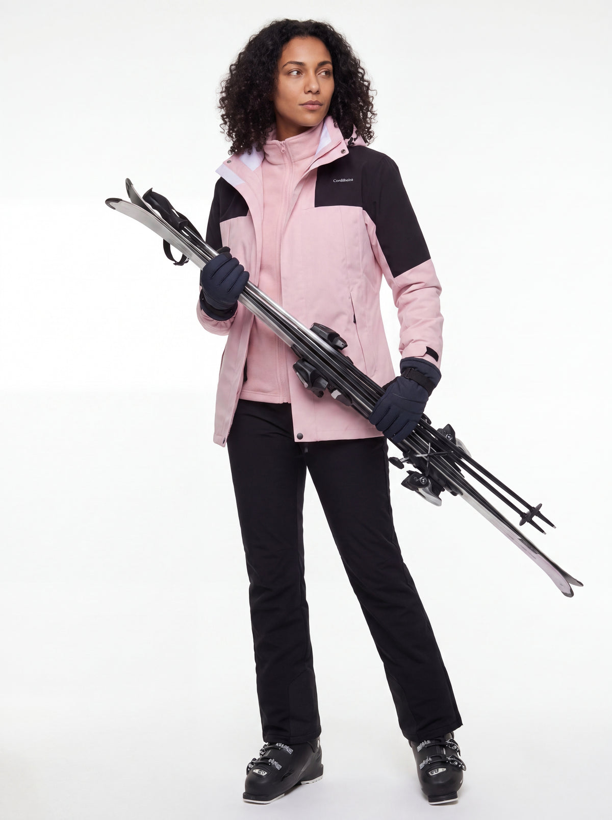 Modelo em pose séria no fundo branco usando Jaqueta 3 em 1 Cordilheira Outlander, Roupa da Marca Cordilheira com Boa apresentação Confiável.
