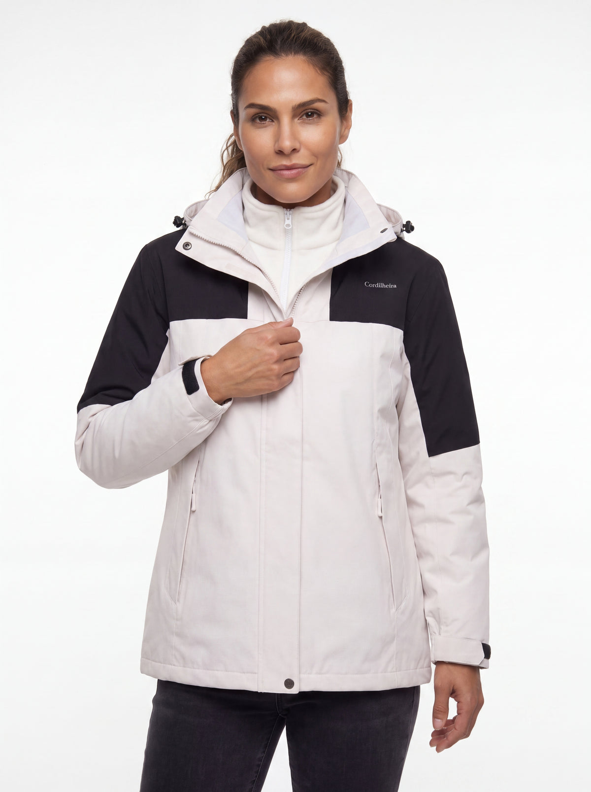 Outra pose com primeira camada fechada da Jaqueta 3 em 1 Cordilheira Outlander, Roupa da Marca Cordilheira com Boa qualidade e conforto Confiável.
