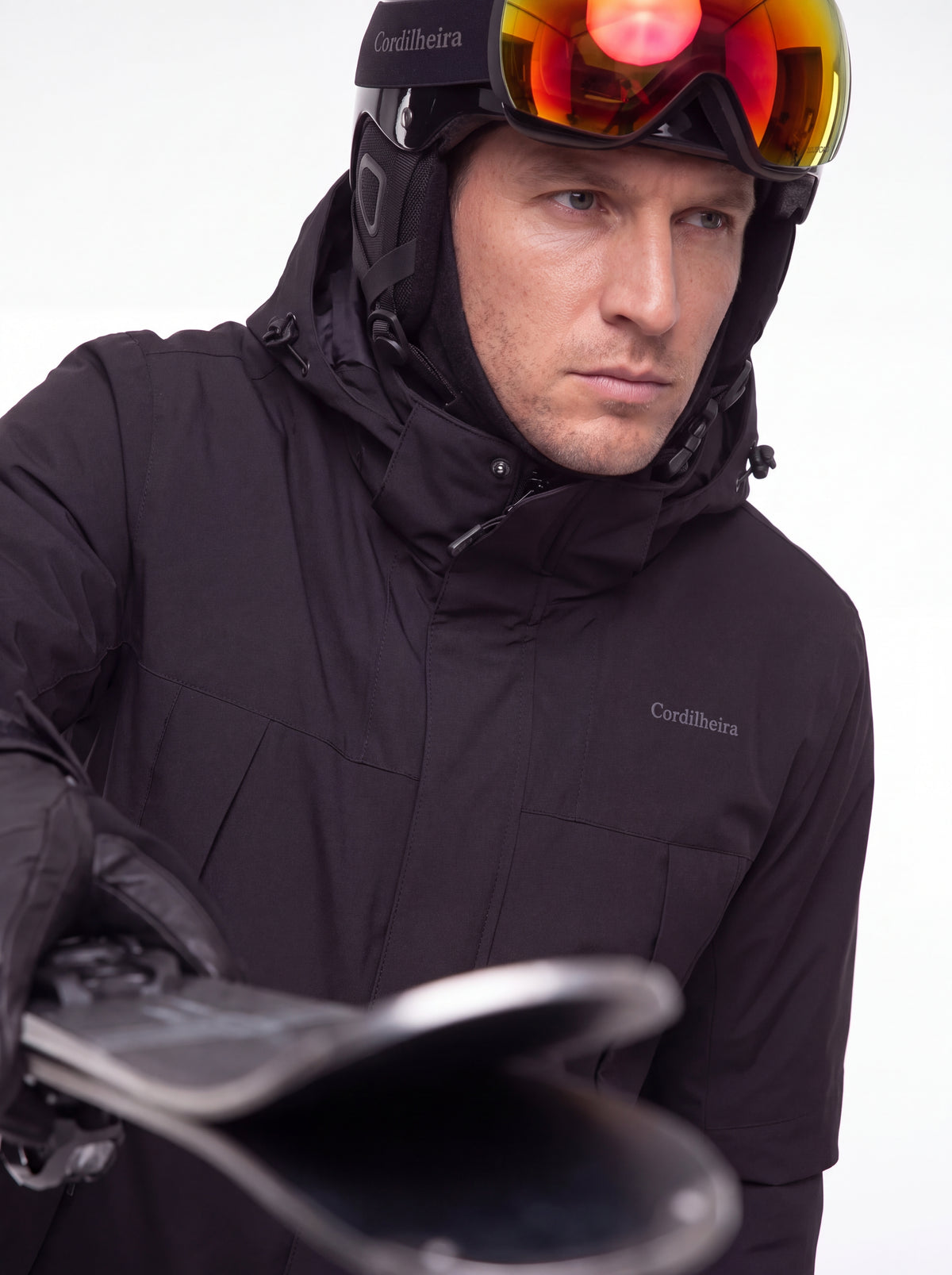 Close-up editorial de ski gear com Jaqueta 3 em 1 Cordilheira Outlander, Roupa da Marca Cordilheira com Boa qualidade e acabamento Confiável.