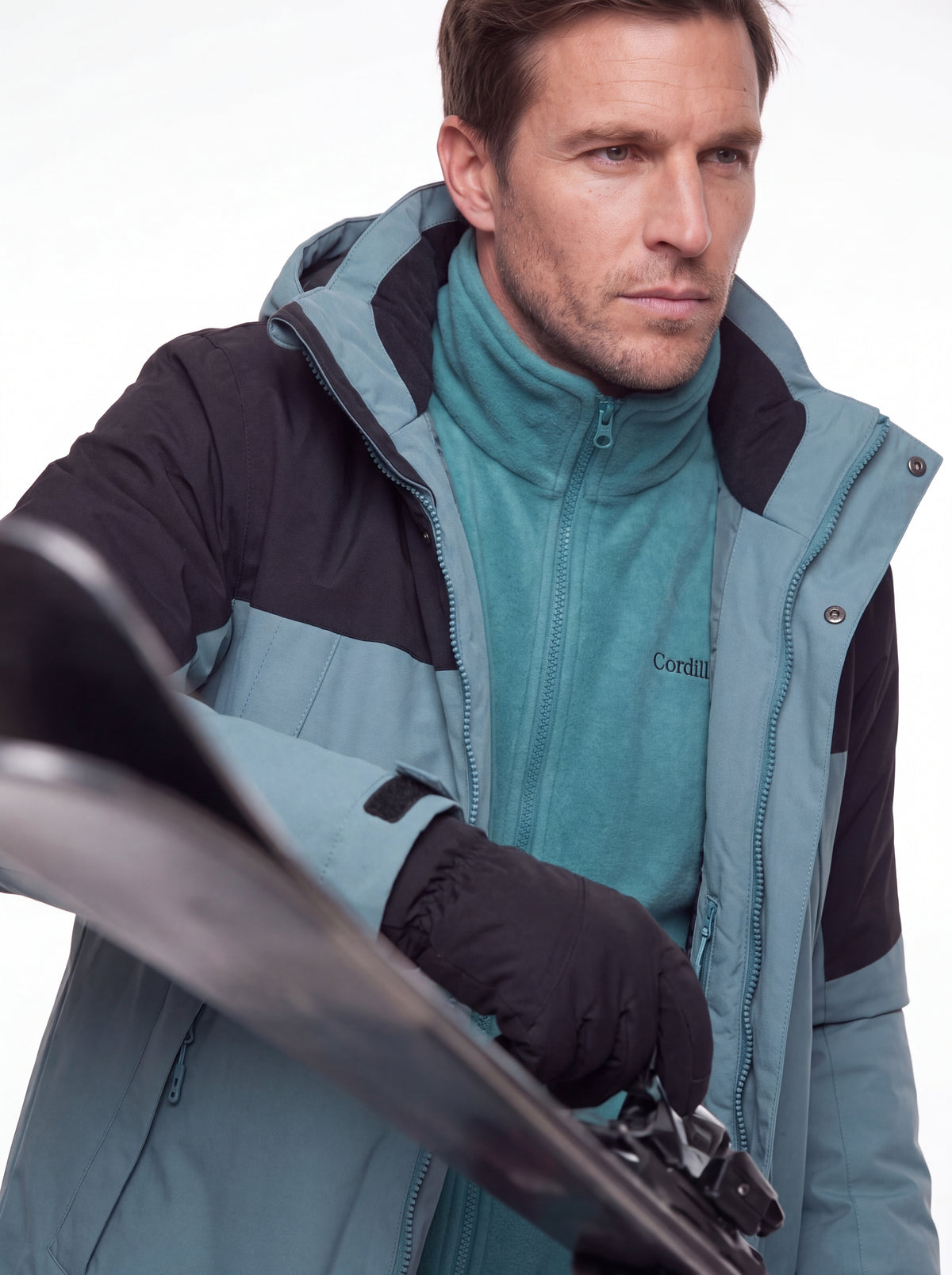 Modelo usando Jaqueta 3 em 1 Cordilheira Outlander em 4K, Roupa da Marca Cordilheira com Boa proteção e uso Confiável para inverno.