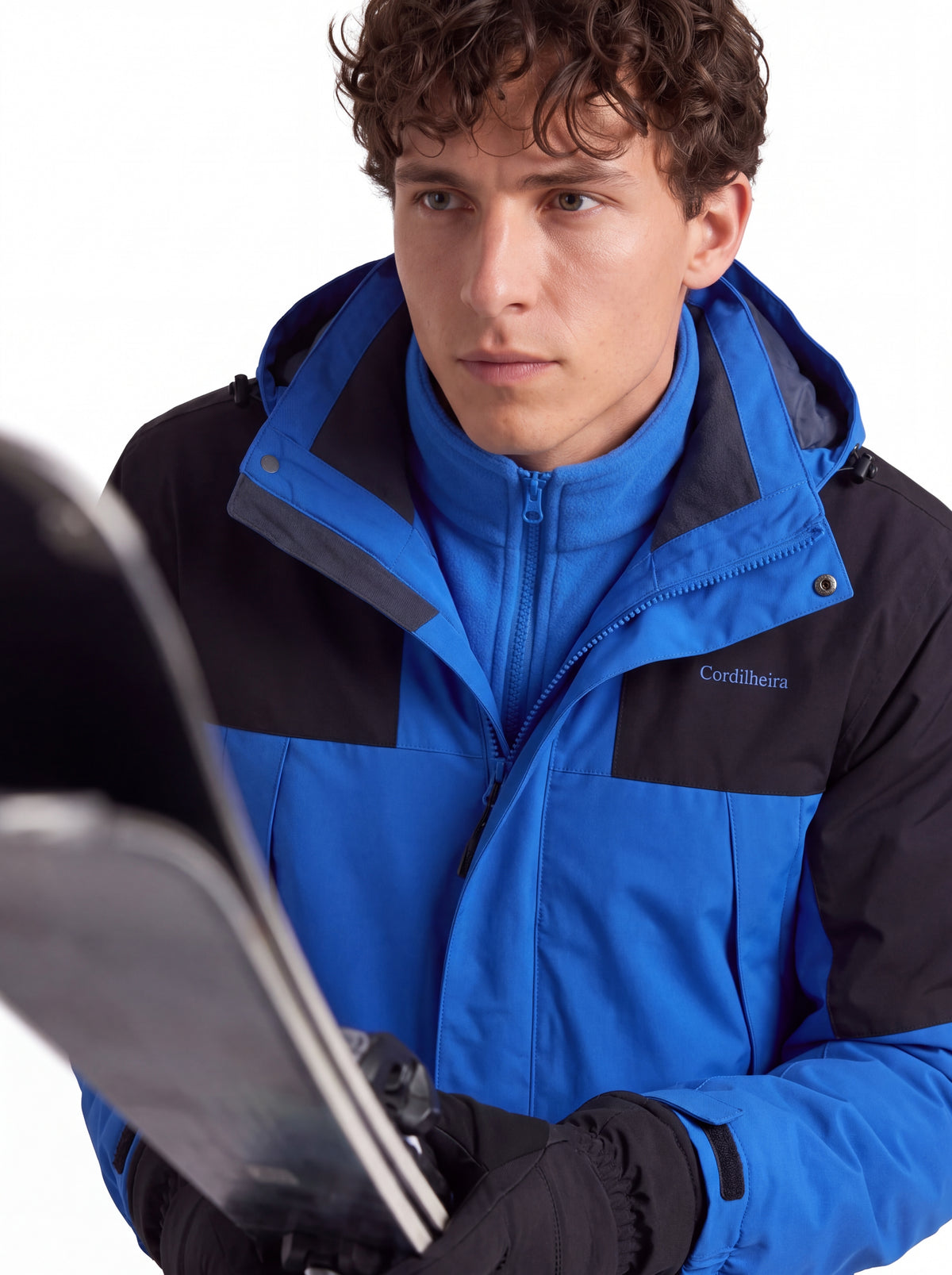 Modelo usando Jaqueta 3 em 1 Cordilheira Outlander em ski, Roupa da Marca Cordilheira com Boa qualidade e proteção Confiável para inverno.