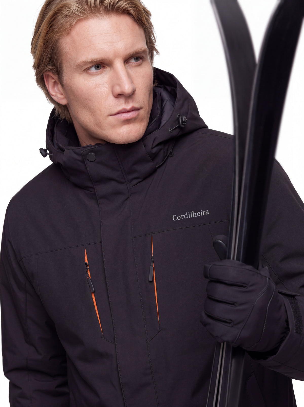 Homem usando Jaqueta 3 em 1 Cordilheira Thermal Shield em close-up de ski, Roupa da Marca Cordilheira com Boa qualidade e proteção Confiável.