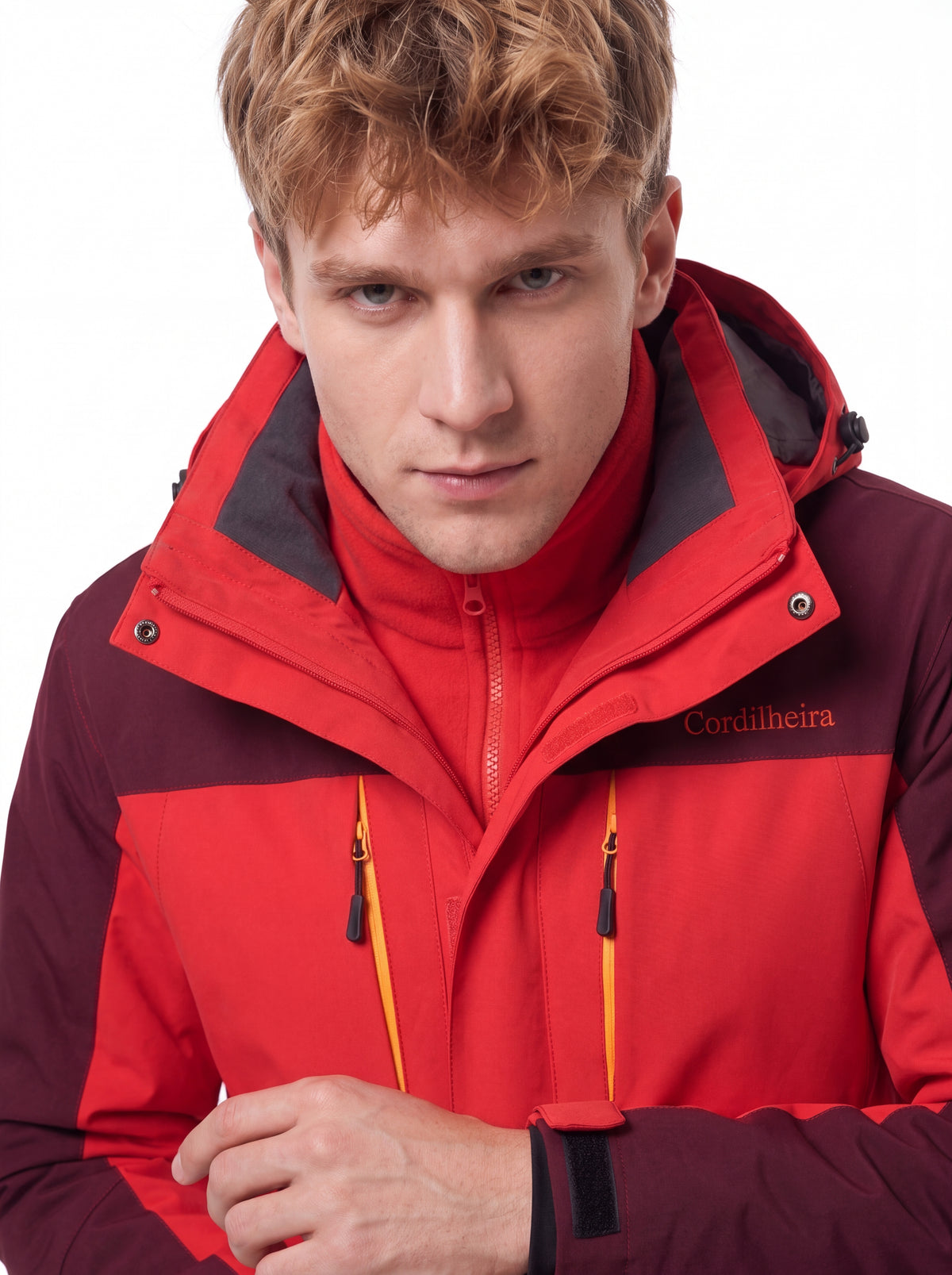 Modelo inclinado em close-up com Jaqueta 3 em 1 Cordilheira Thermal Shield, Roupa da Marca Cordilheira com Boa proteção e acabamento Confiável.