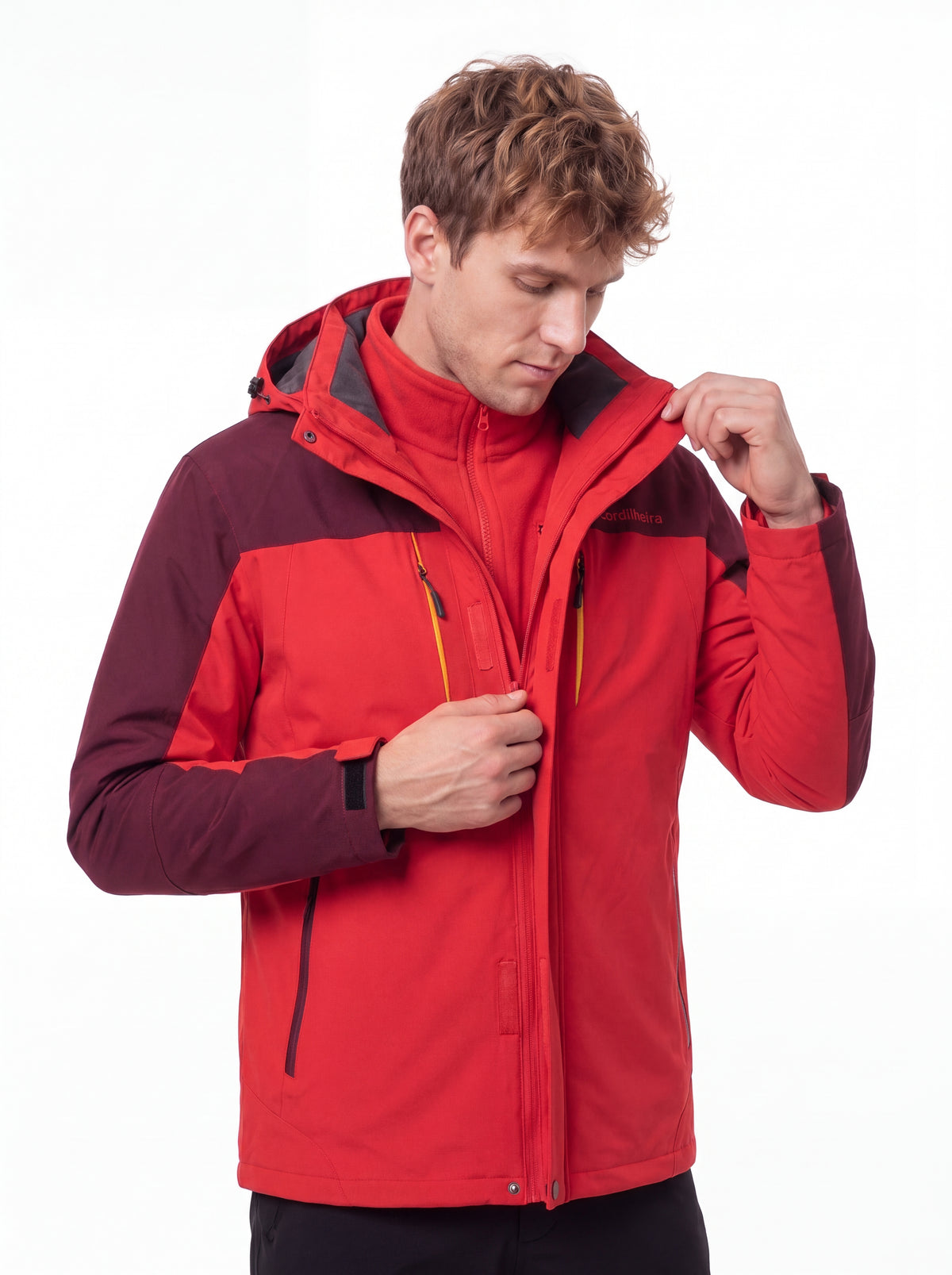 Modelo interagindo com Jaqueta 3 em 1 Cordilheira Thermal Shield, Roupa da Marca Cordilheira com Boa resistência e uso Confiável.