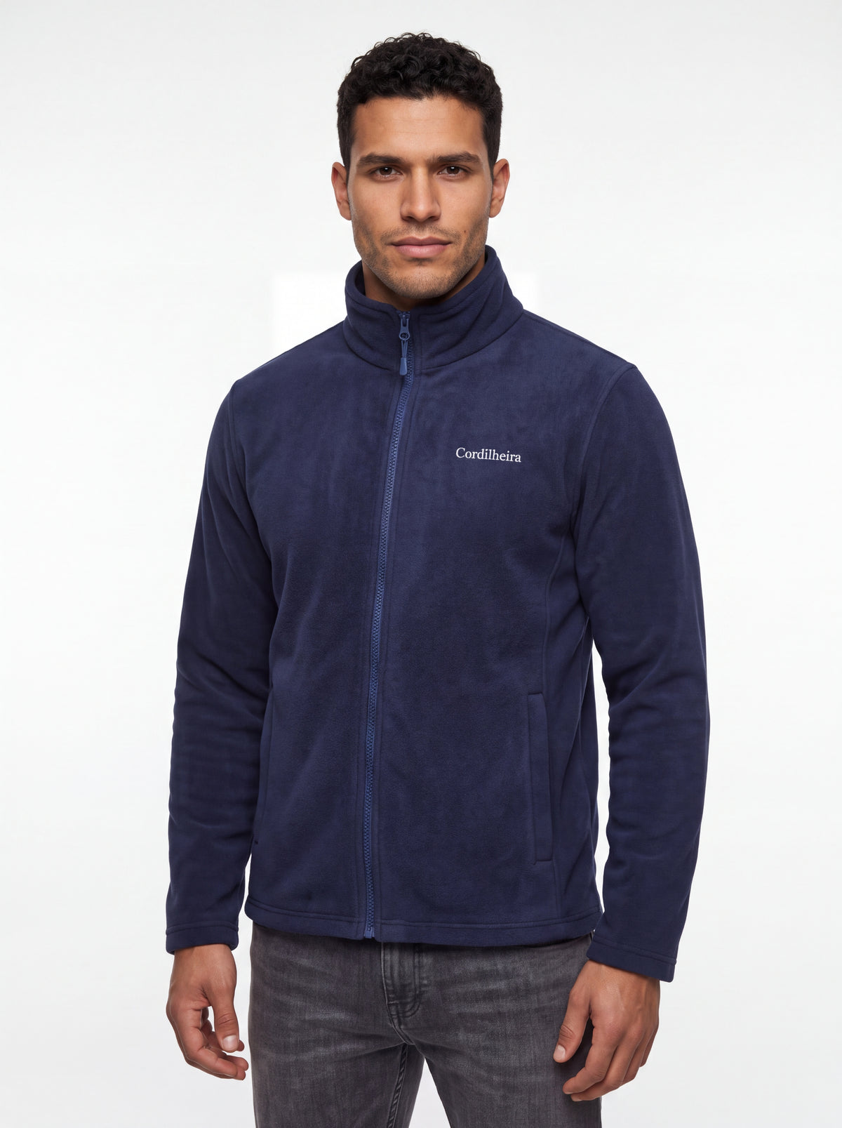 Homem usando Jaqueta 3 em 1 Cordilheira Thermal Shield em estúdio, Roupa da Marca Cordilheira com Boa qualidade e proteção Confiável para frio.