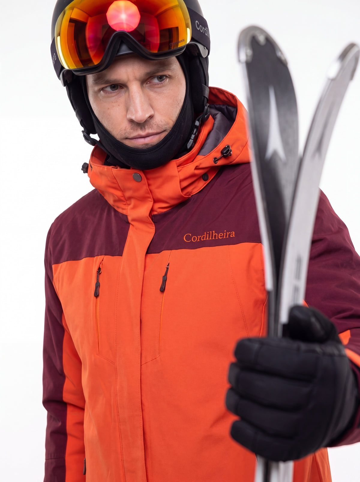 Homem modelando Jaqueta 3 em 1 Cordilheira Thermal Shield de ski, Roupa da Marca Cordilheira com Boa qualidade e uso Confiável para neve.