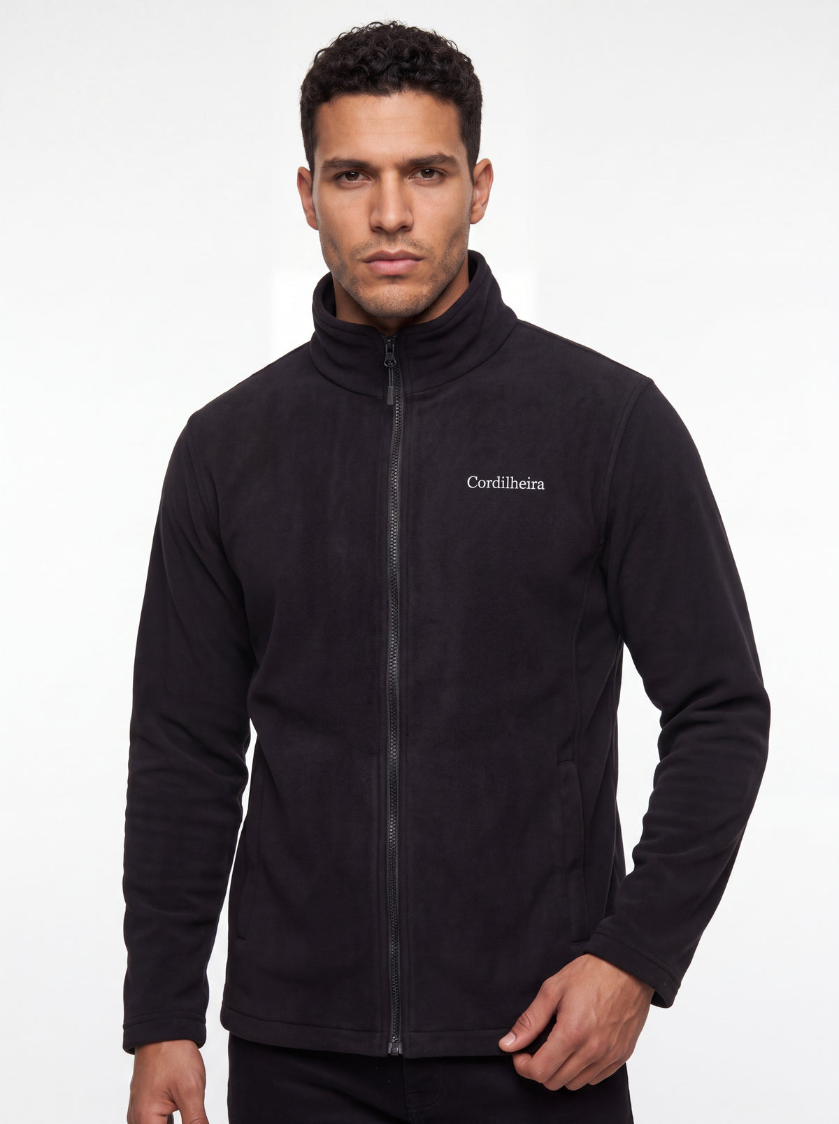 Homem posando com Jaqueta 3 em 1 Cordilheira Thermal Shield em 4K, Roupa da Marca Cordilheira com Boa resistência e uso Confiável para inverno.