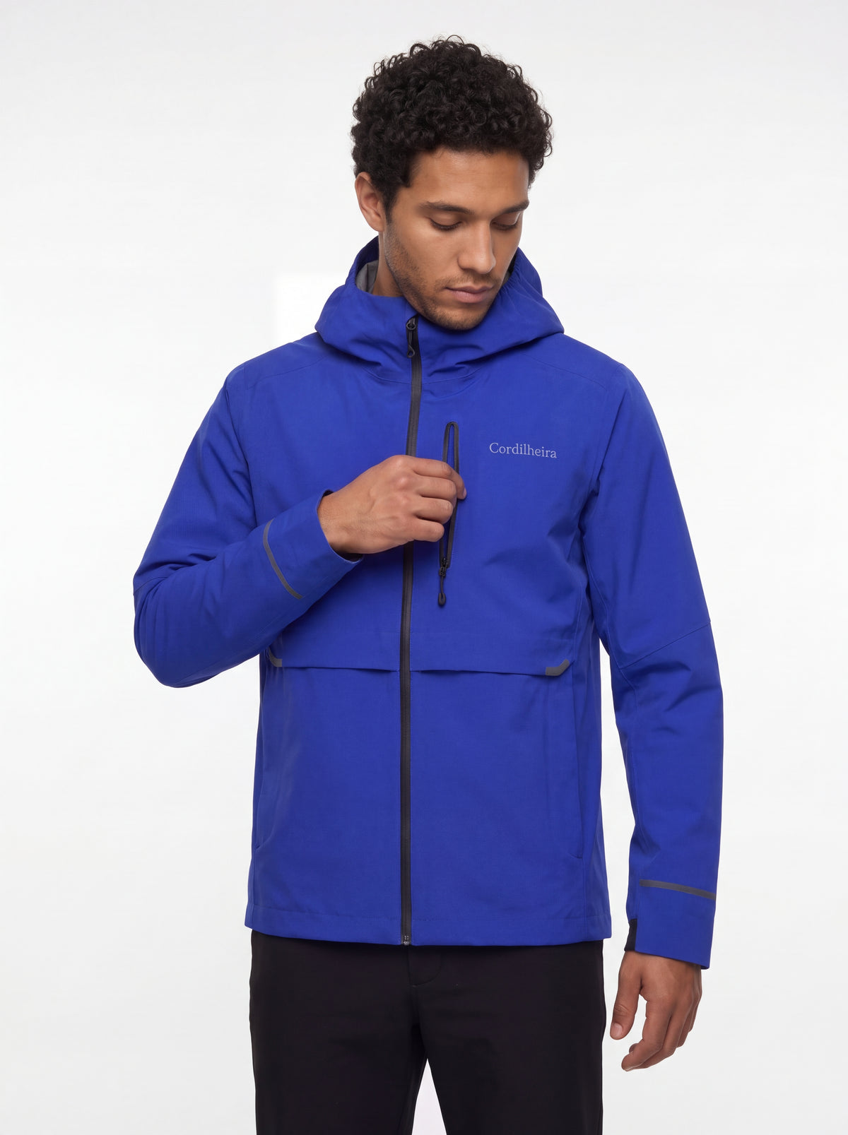 Modelo destacando o bolso da Jaqueta Anorak Cordilheira Defletor Masculina, Roupa da Marca Cordilheira com Boa qualidade, resistência e funcionalidade Confiável para trekking e trilhas.