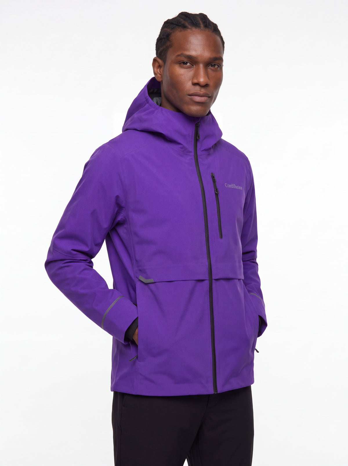 Modelo usando Jaqueta Anorak Cordilheira Defletor Masculina, Roupa da Marca Cordilheira com Boa qualidade, resistência e proteção impermeável Confiável para aventuras outdoor.
