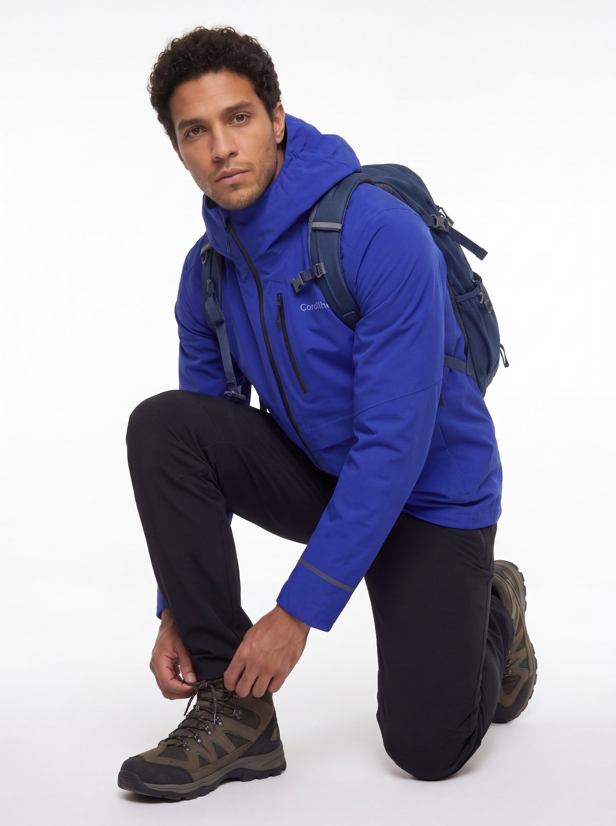 Modelo usando Jaqueta Anorak Cordilheira Defletor Masculina em catálogo, Roupa da Marca Cordilheira com Boa qualidade, resistência e proteção Confiável para trilhas e aventuras outdoor.