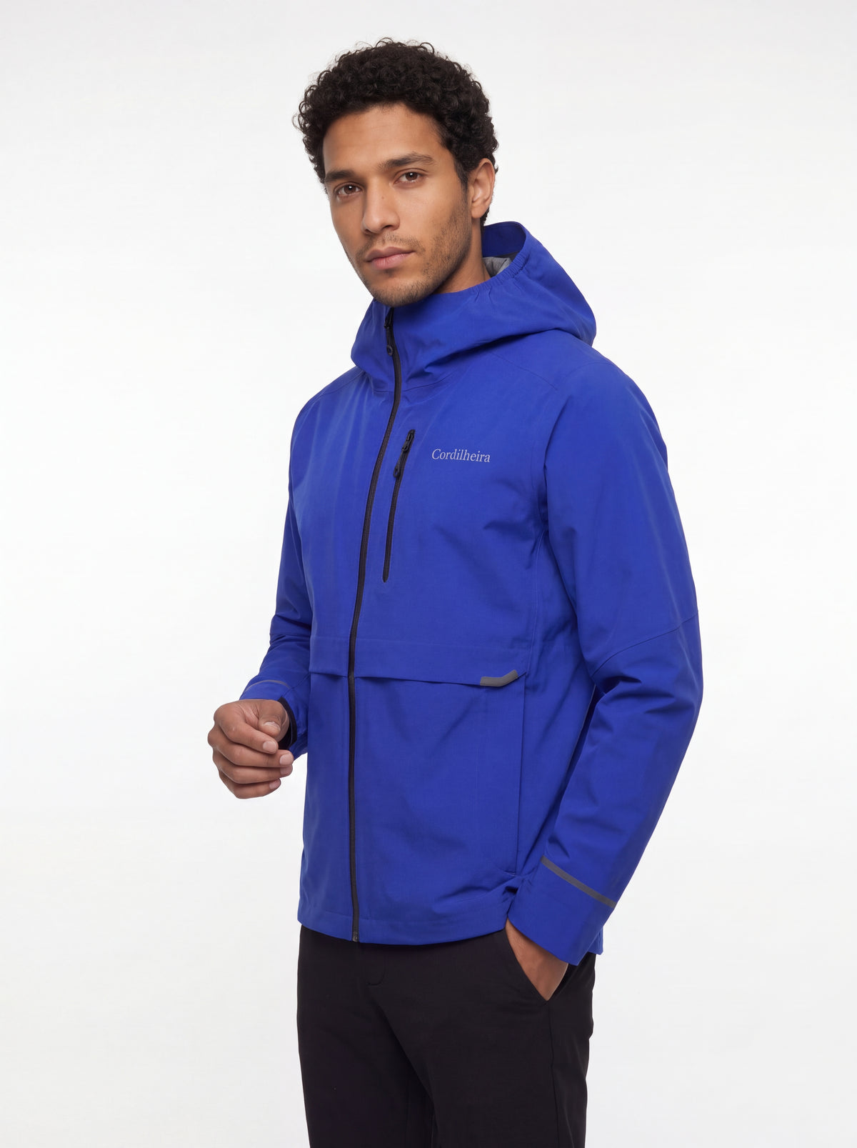 Modelo posando com Jaqueta Anorak Cordilheira Defletor Masculina, Roupa da Marca Cordilheira com Boa qualidade, resistência e proteção Confiável para frio e atividades outdoor.