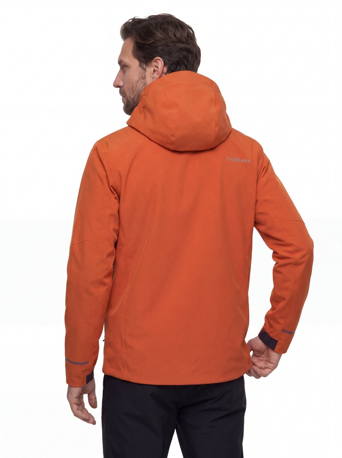 Modelo posando com Jaqueta Anorak Cordilheira Defletor Masculina, Roupa da Marca Cordilheira com Boa resistência, qualidade e proteção Confiável para frio, trekking e uso ao ar livre.