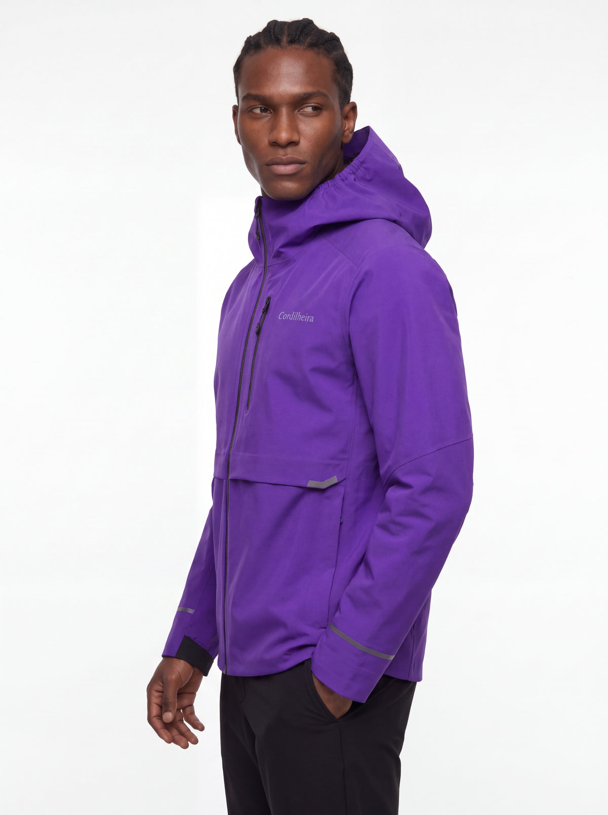 Modelo usando Jaqueta Anorak Cordilheira Defletor Masculina em catálogo de inverno, Roupa da Marca Cordilheira com Boa qualidade e resistência Confiável para trekking e frio.