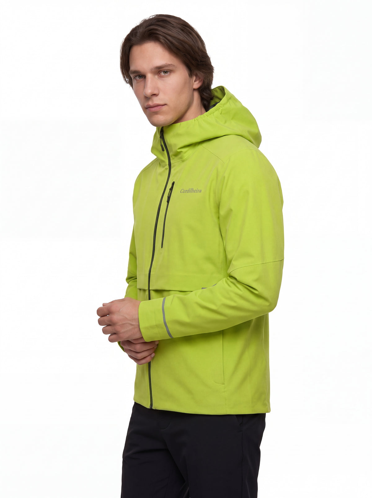 Modelo posando com Jaqueta Anorak Cordilheira Defletor Masculina em catálogo de inverno, Roupa da Marca Cordilheira com Boa qualidade, resistência e impermeabilidade Confiável.