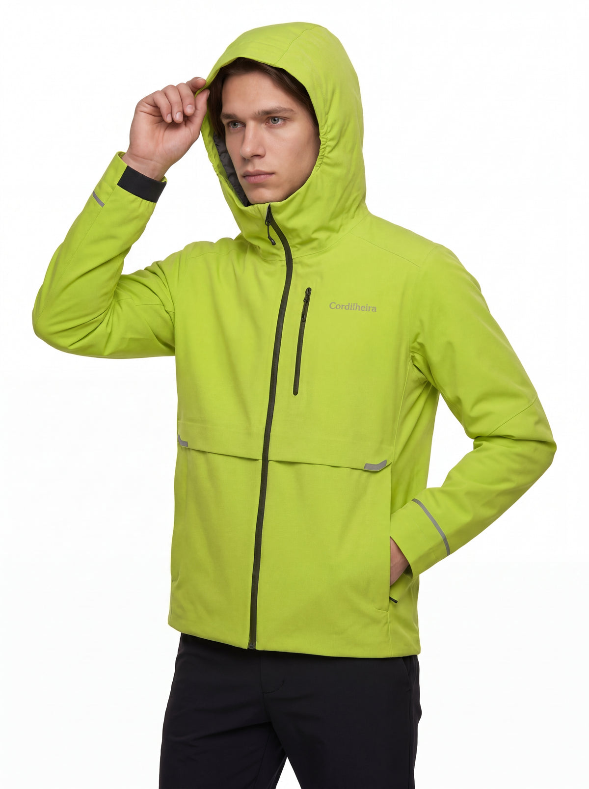 Modelo usando Jaqueta Anorak Cordilheira Defletor Masculina em catálogo, Roupa da Marca Cordilheira com Boa qualidade, resistência e acabamento Confiável para hiking e trekking.