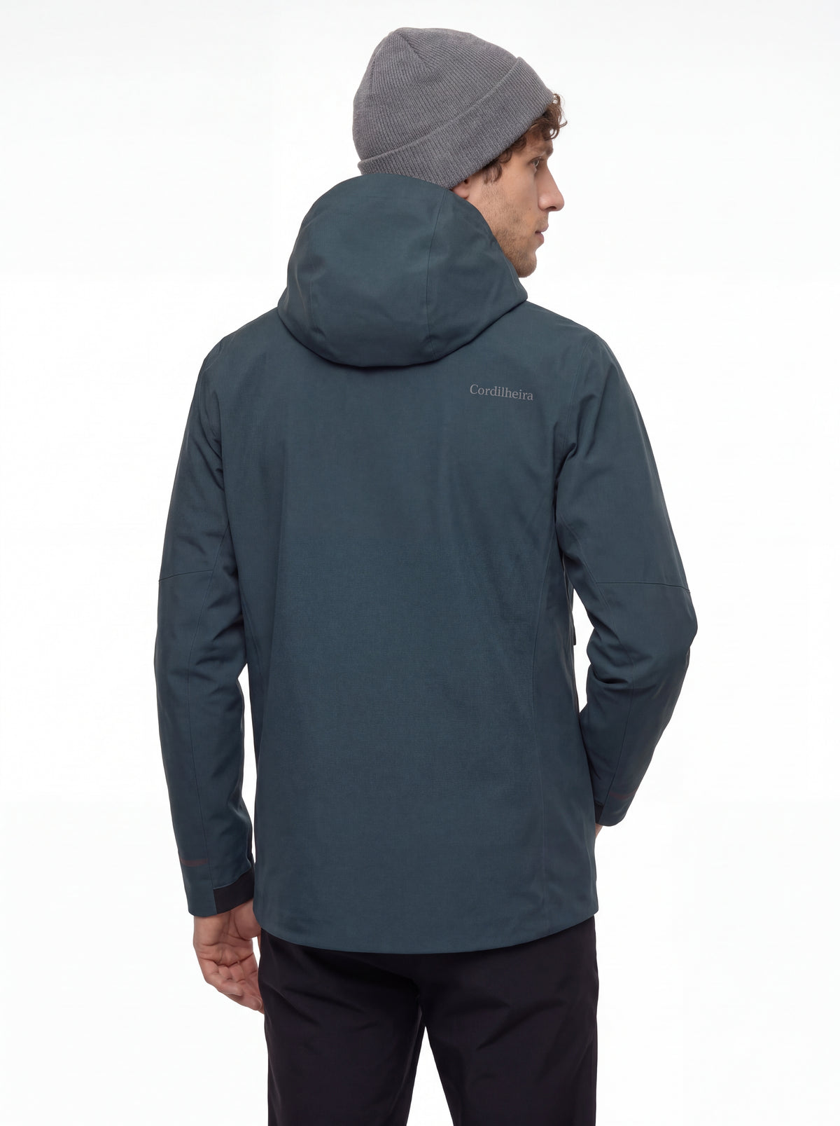 Modelo usando Jaqueta Anorak Cordilheira Defletor Masculina em catálogo, Roupa da Marca Cordilheira com Boa qualidade, resistência e proteção impermeável Confiável para trekking e aventuras outdoor.