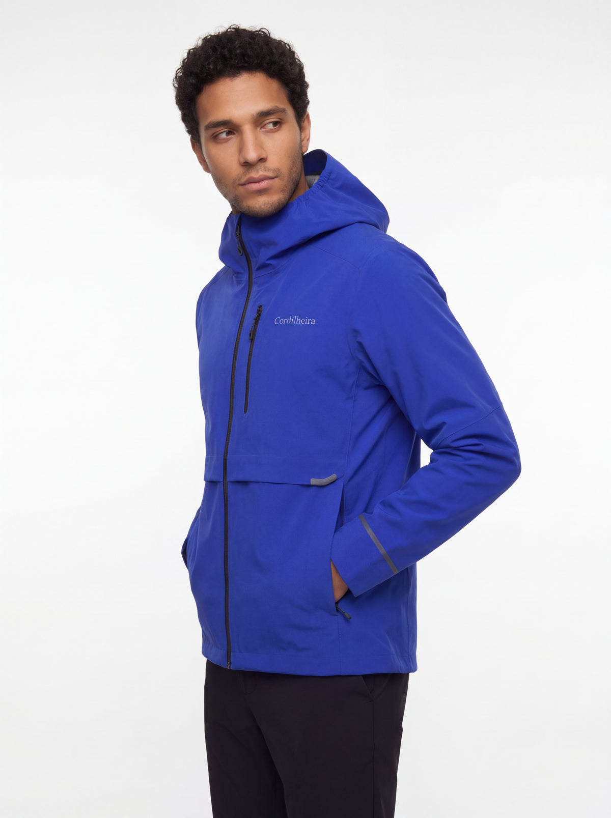 Modelo posando em catálogo com Jaqueta Anorak Cordilheira Defletor Masculina, Roupa da Marca Cordilheira com Boa resistência, impermeabilidade e acabamento Confiável para trekking.