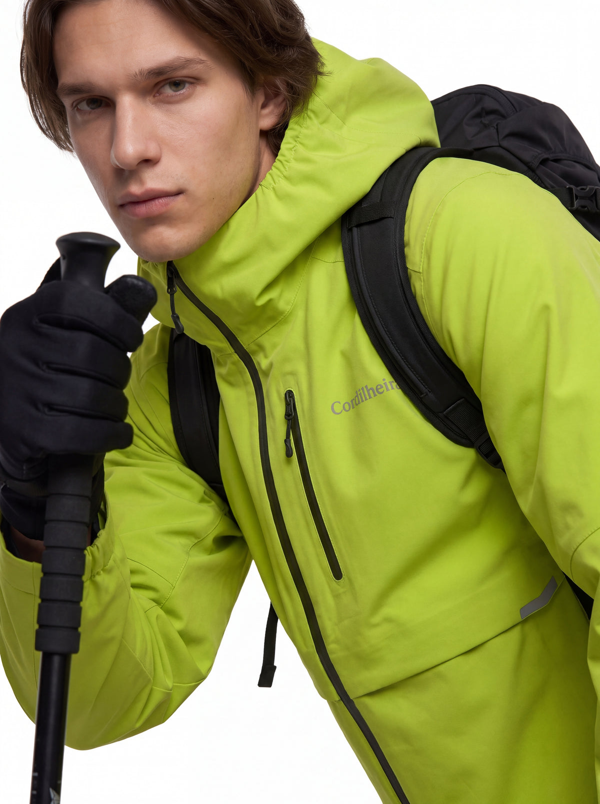 Close-up editorial da Jaqueta Anorak Cordilheira Defletor Masculina, Roupa da Marca Cordilheira com Boa qualidade, resistência e proteção Confiável para hiking, trilhas e atividades outdoor.