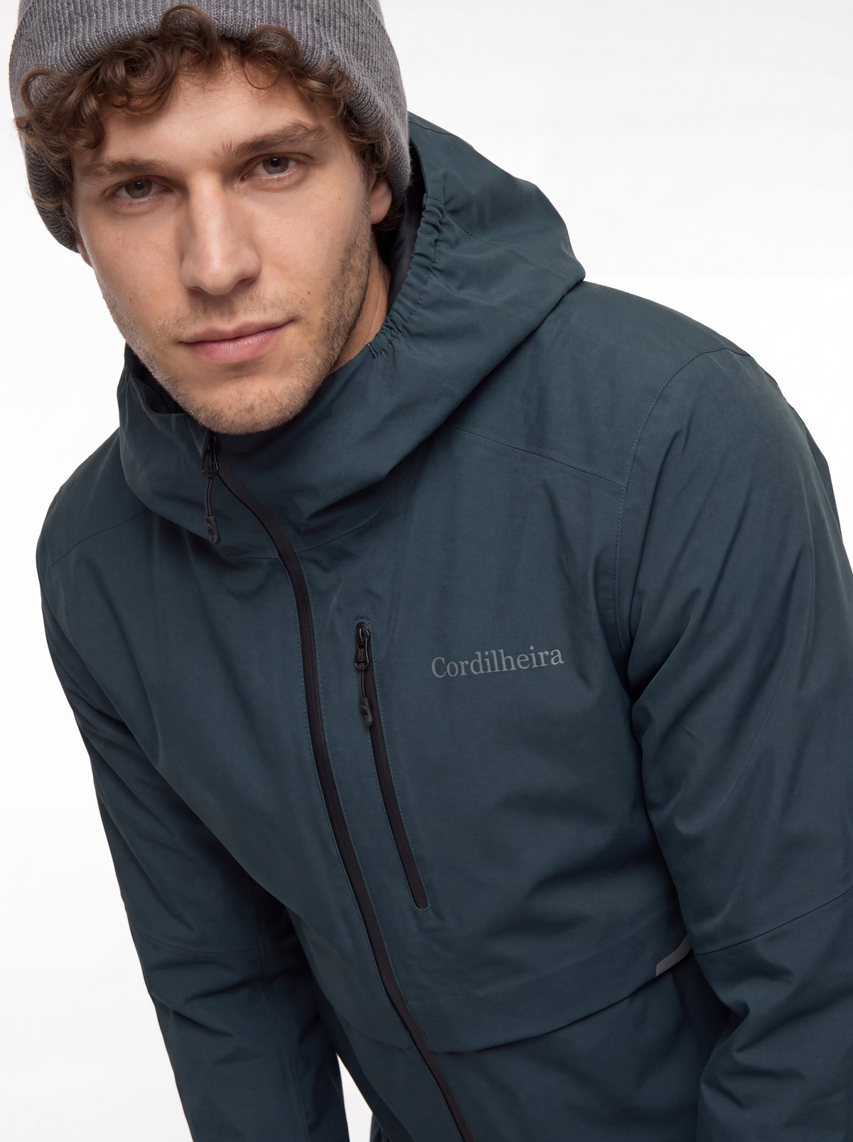 Close-up da Jaqueta Anorak Cordilheira Defletor Masculina em uso, Roupa da Marca Cordilheira com Boa qualidade, resistência e acabamento Confiável para atividades outdoor.