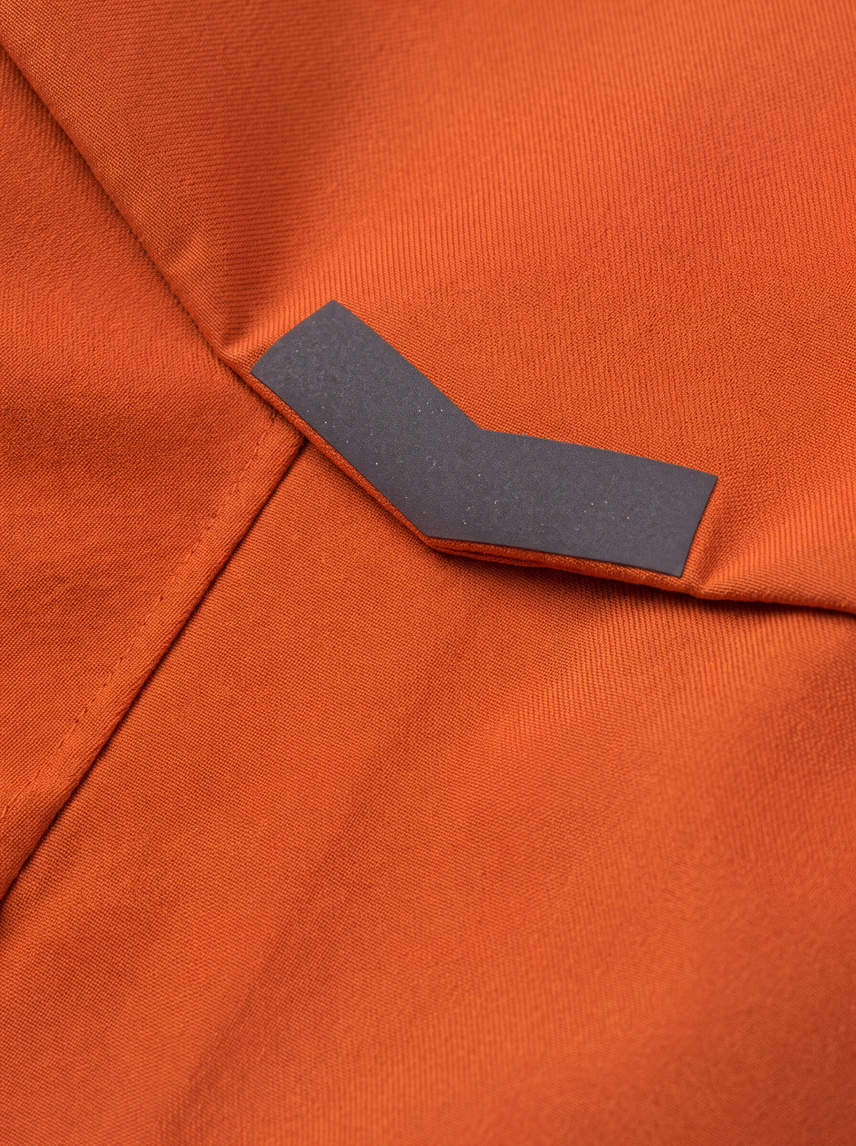 Detalhe da Jaqueta Anorak Cordilheira Defletor Masculina, Roupa da Marca Cordilheira com Boa qualidade, resistência e acabamento Confiável para trekking e atividades outdoor.