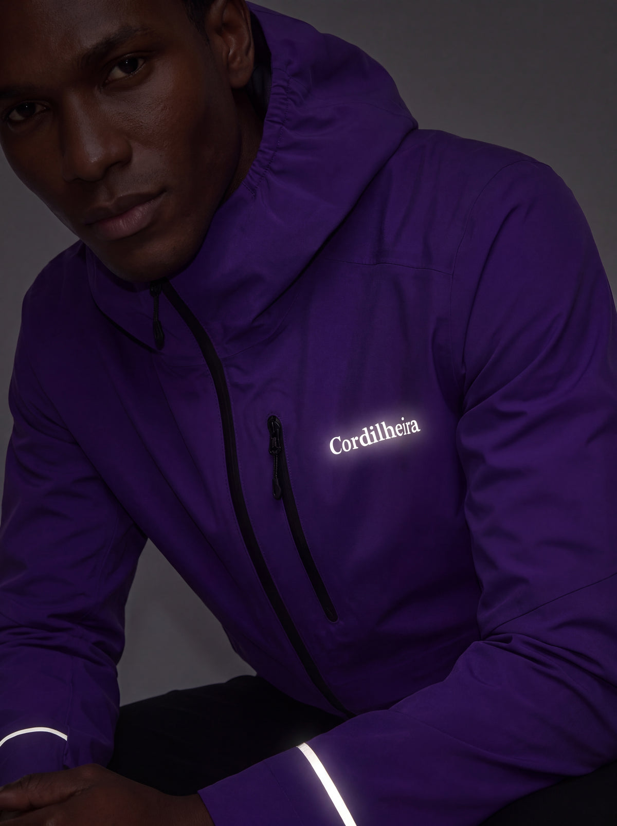 Detalhes refletivos da Jaqueta Anorak Cordilheira Defletor Masculina, Roupa da Marca Cordilheira com Boa qualidade, resistência e acabamento Confiável para atividades outdoor.