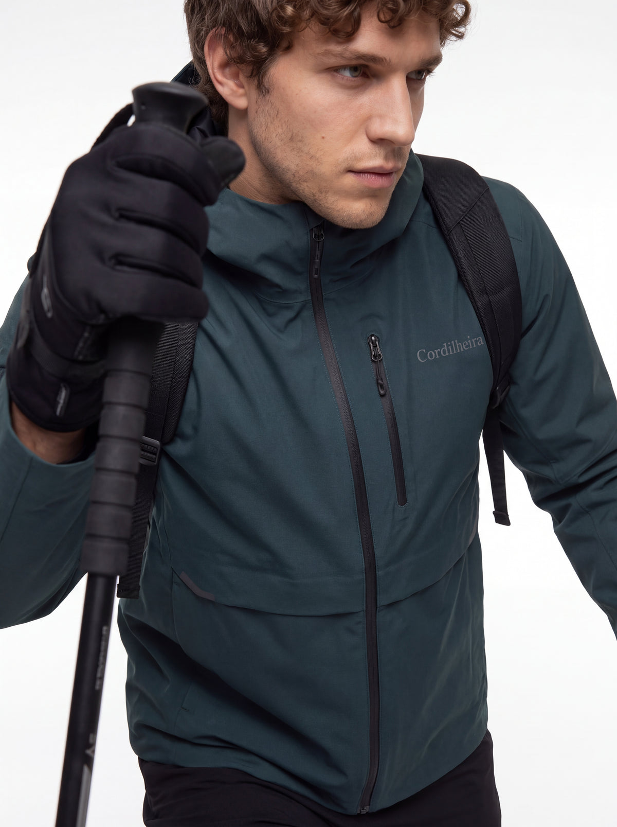 Modelo usando Jaqueta Anorak Cordilheira Defletor Masculina em proposta técnica de hiking, Roupa da Marca Cordilheira com Boa resistência, qualidade e proteção Confiável para trilhas.