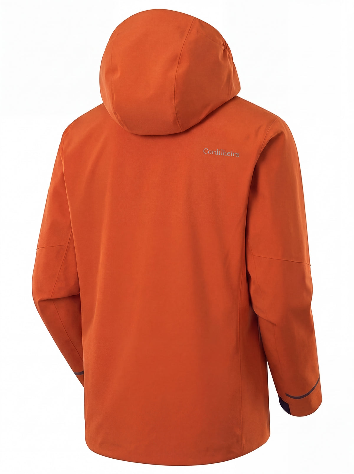 Detalhe do logo da Jaqueta Anorak Cordilheira Defletor Masculina, Roupa da Marca Cordilheira com Boa qualidade, resistência e acabamento Confiável para trilhas e aventuras.