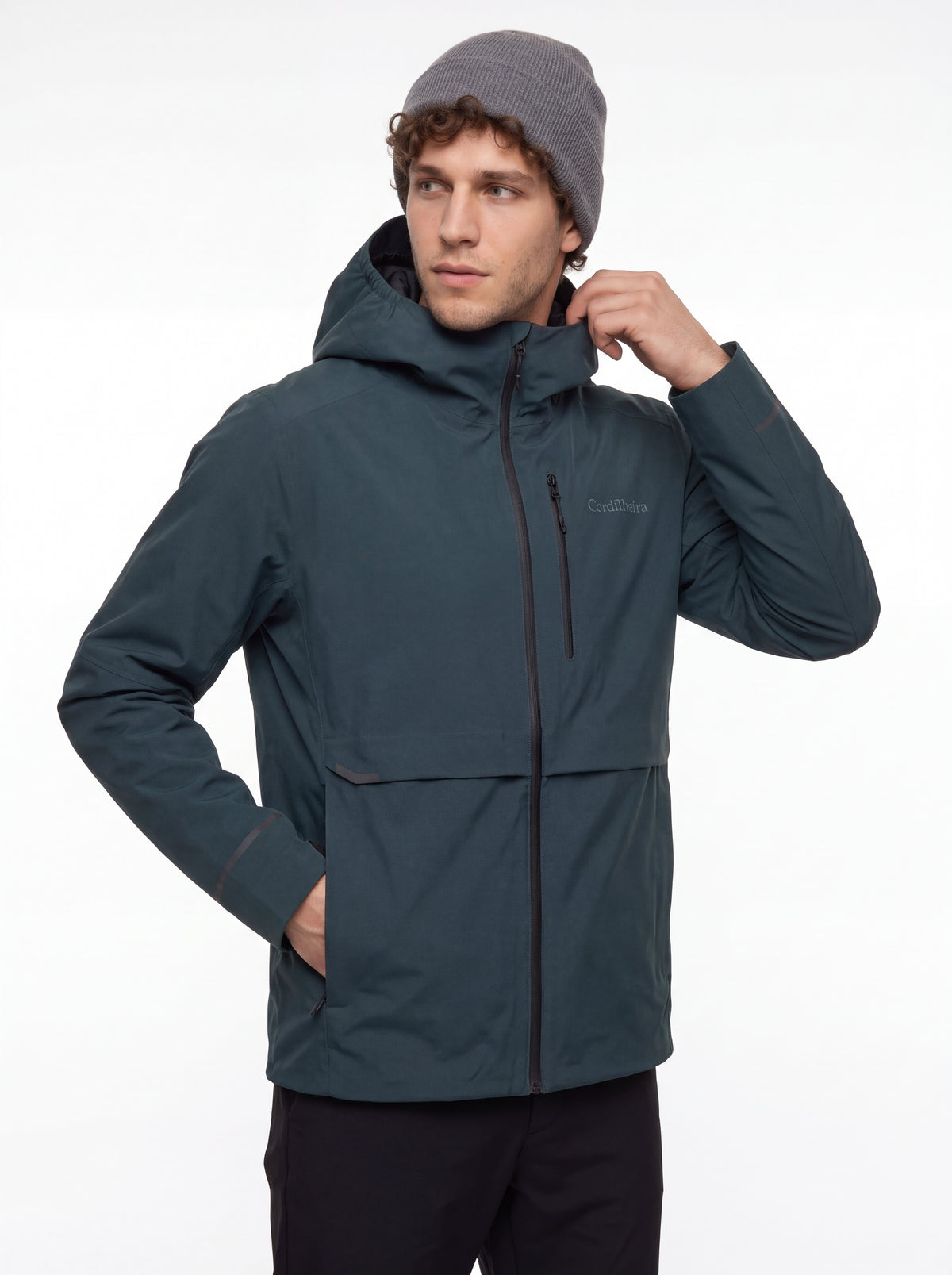 Modelo usando Jaqueta Anorak Cordilheira Defletor Masculina com logo em destaque, Roupa da Marca Cordilheira com Boa qualidade, resistência e acabamento Confiável para trekking.