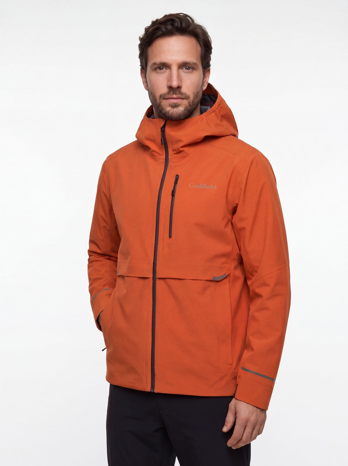 Modelo usando Jaqueta Anorak Cordilheira Defletor Masculina com logo em destaque, Roupa da Marca Cordilheira com Boa qualidade, resistência e acabamento Confiável para outdoor.