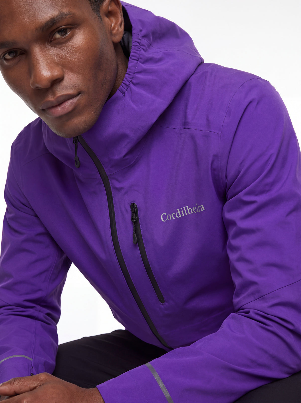 Close-up do logo no peito da Jaqueta Anorak Cordilheira Defletor Masculina, Roupa da Marca Cordilheira com Boa qualidade, resistência e acabamento Confiável.