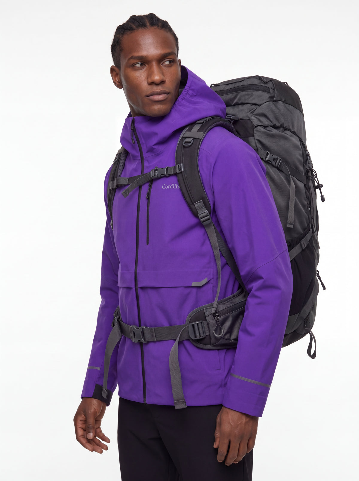 Modelo usando mochila de trekking com Jaqueta Anorak Cordilheira Defletor Masculina, Roupa da Marca Cordilheira com Boa resistência e proteção impermeável Confiável para trilhas.