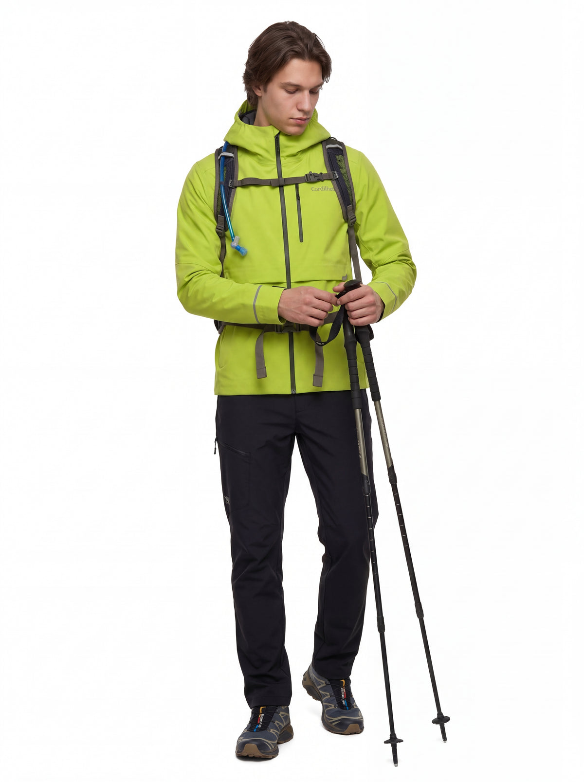 Modelo usando Jaqueta Anorak Cordilheira Defletor Masculina para trail e trekking, Roupa da Marca Cordilheira com Boa qualidade, resistência e proteção impermeável Confiável.