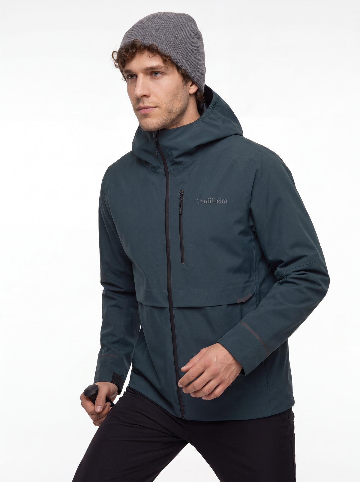 Modelo usando Jaqueta Anorak Cordilheira Defletor Masculina em catálogo de trekking, Roupa da Marca Cordilheira com Boa qualidade, resistência e proteção Confiável para atividades ao ar livre.