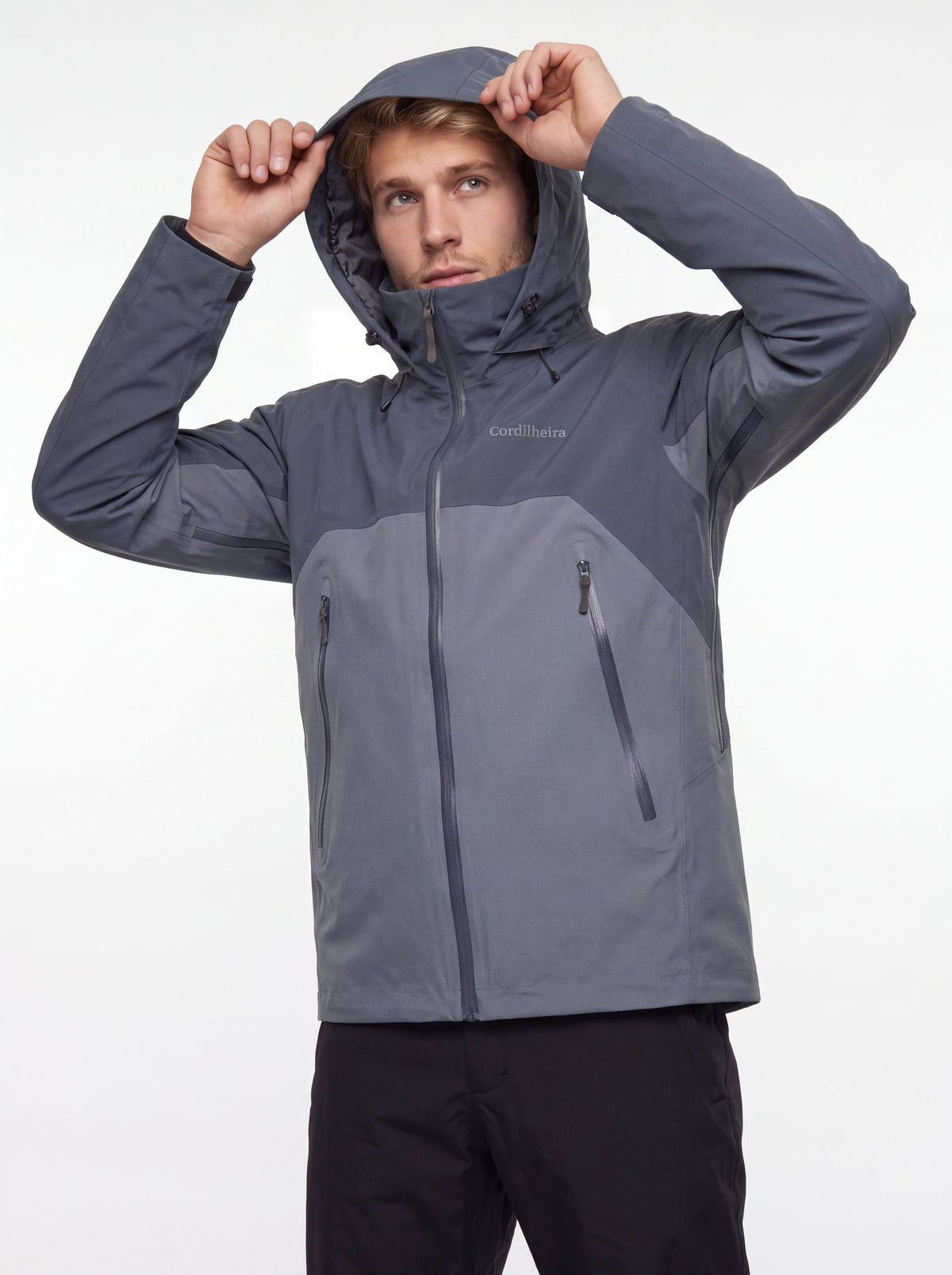Modelo colocando o capuz da Jaqueta Anorak Cordilheira Heavy Storm Masculina, Roupa da Marca Cordilheira com Boa proteção, resistência e uso Confiável para frio e atividades ao ar livre.