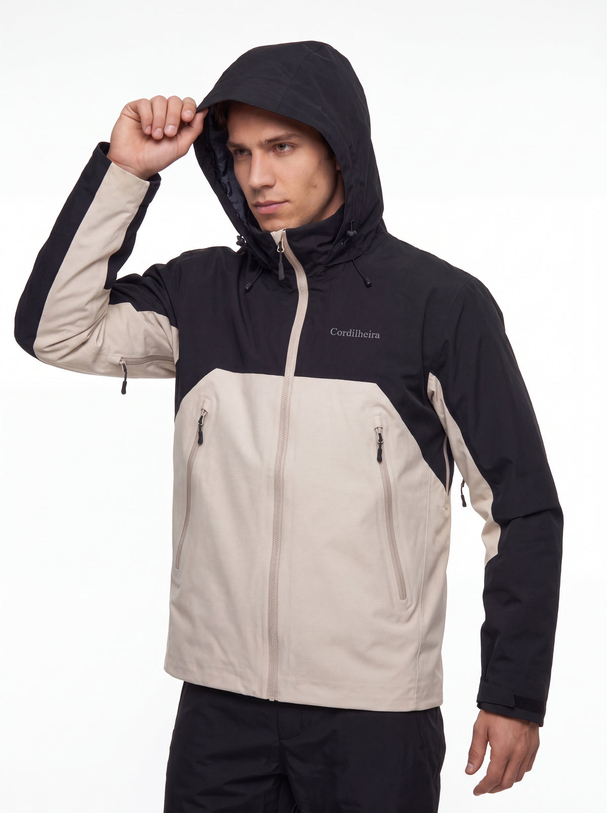 Modelo colocando o capuz da Jaqueta Anorak Cordilheira Heavy Storm Masculina, Roupa da Marca Cordilheira com Boa resistência e proteção Confiável para vento, chuva e atividades outdoor.