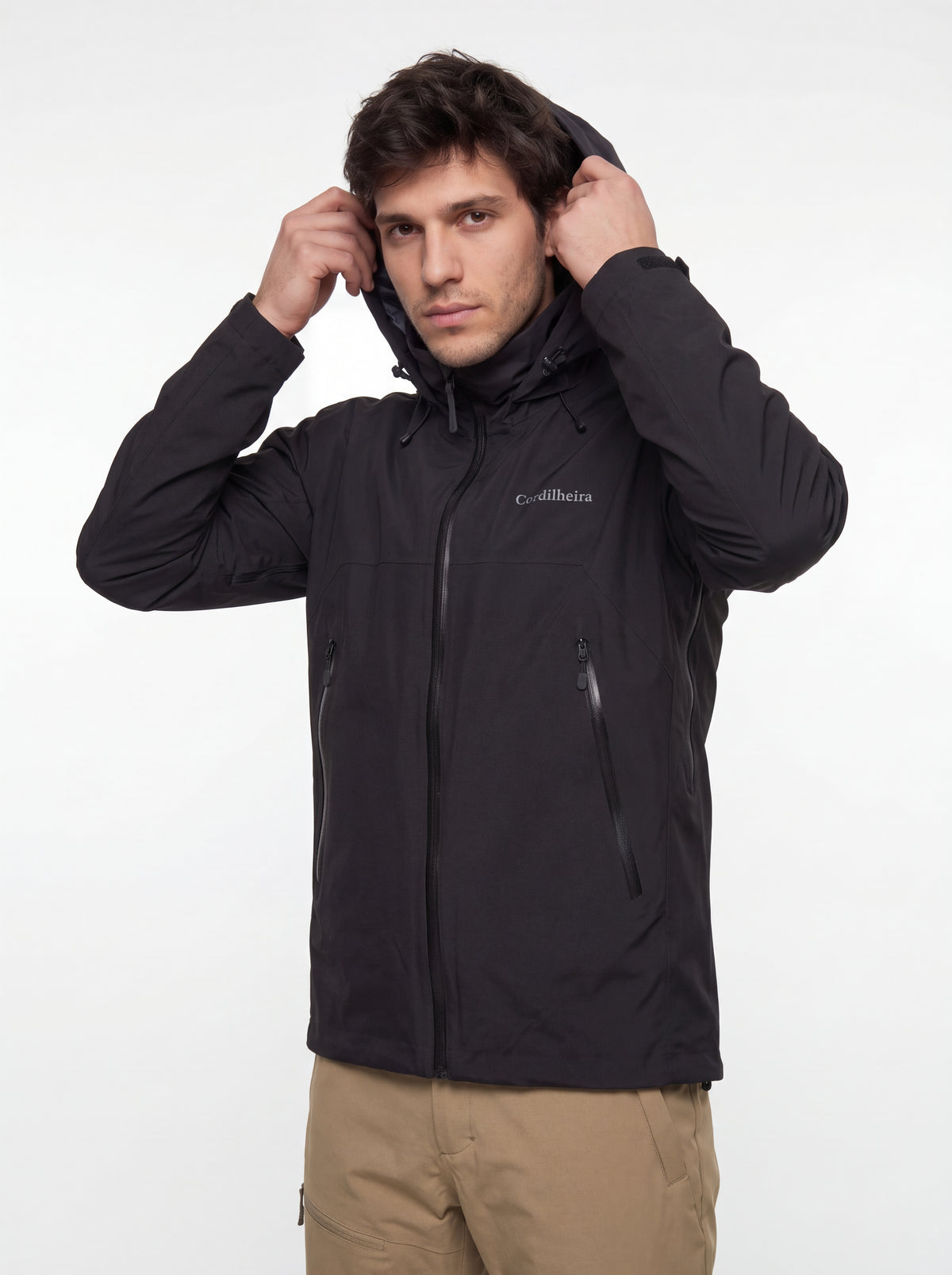 Modelo colocando o capuz da Jaqueta Anorak Cordilheira Heavy Storm Masculina, Roupa da Marca Cordilheira com Boa proteção Confiável contra vento, frio, chuva e neve.