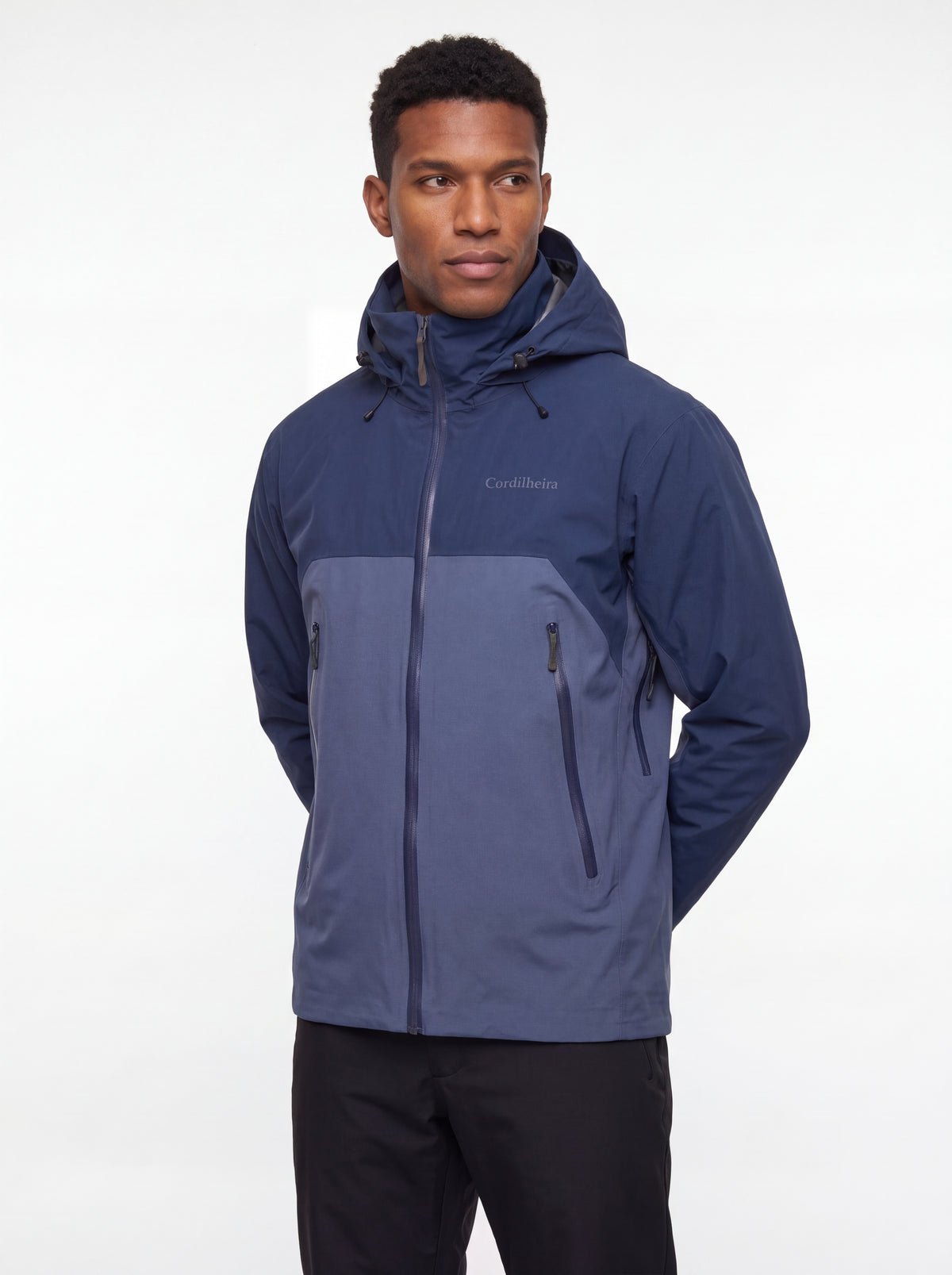 Modelo em catálogo usando Jaqueta Anorak Cordilheira Heavy Storm Masculina, Roupa da Marca Cordilheira com Boa qualidade, resistência e proteção Confiável para trilhas e aventura outdoor.