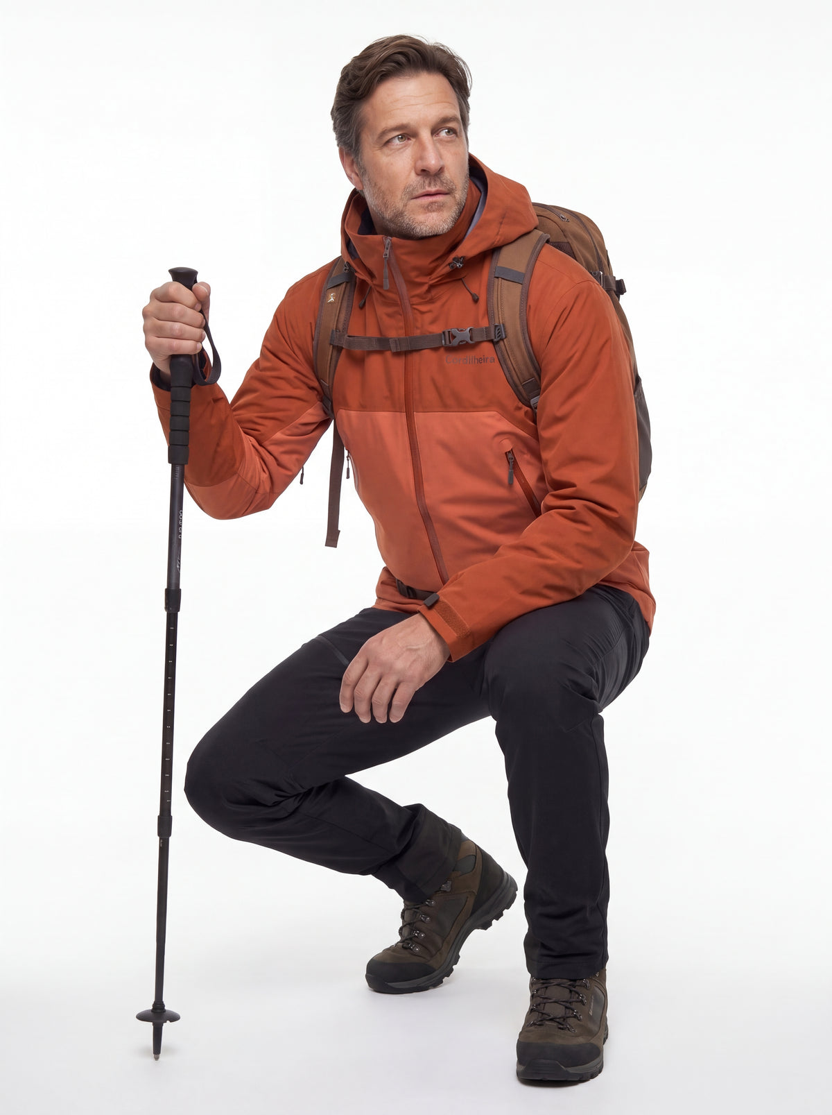Modelo em catálogo de inverno usando Jaqueta Anorak Cordilheira Heavy Storm Masculina, Roupa da Marca Cordilheira com Boa qualidade, resistência e proteção Confiável para frio.