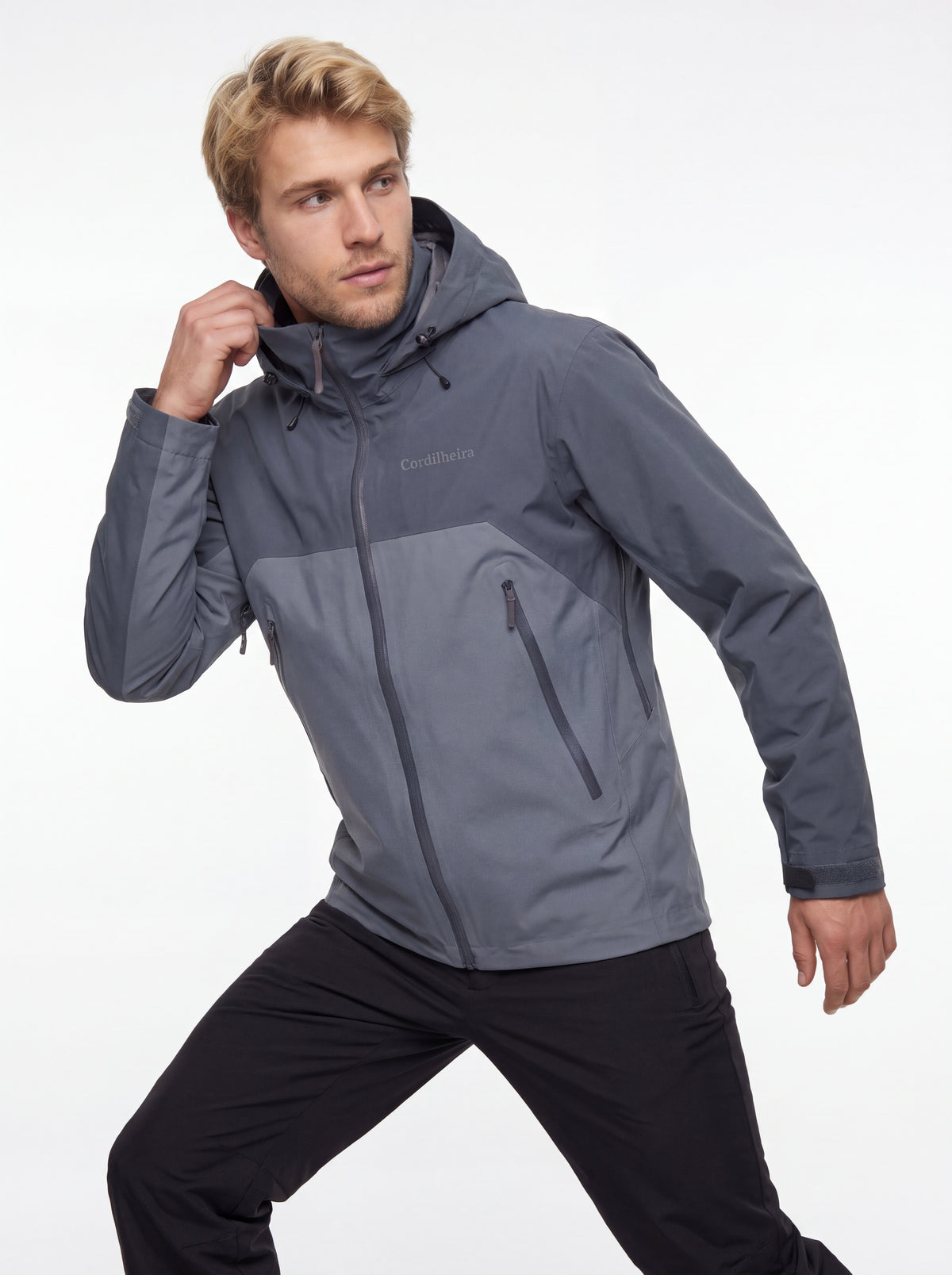 Modelo posando para catálogo de inverno com Jaqueta Anorak Cordilheira Heavy Storm Masculina, Roupa da Marca Cordilheira com Boa resistência, qualidade e proteção Confiável para frio.