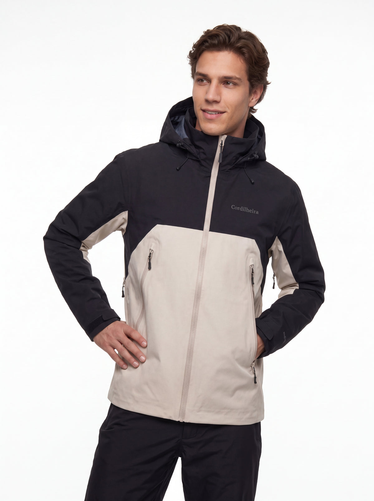 Modelo posando para catálogo de inverno com Jaqueta Anorak Cordilheira Heavy Storm Masculina, Roupa da Marca Cordilheira com Boa qualidade, resistência e proteção Confiável para neve.