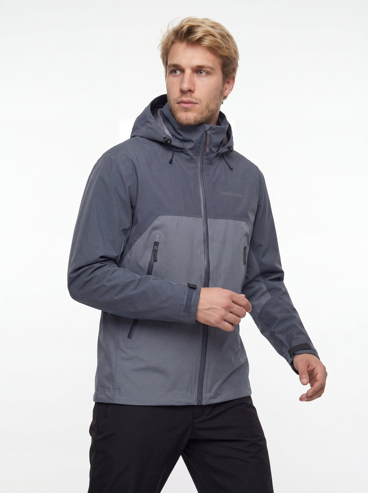 Modelo posando para catálogo de trekking com Jaqueta Anorak Cordilheira Heavy Storm Masculina, Roupa da Marca Cordilheira com Boa resistência e proteção impermeável Confiável para trilhas.