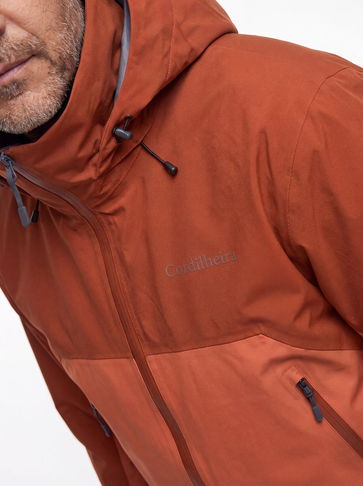 Close-up de modelo usando Jaqueta Anorak Cordilheira Heavy Storm Masculina, Roupa da Marca Cordilheira com Boa qualidade, resistência e acabamento Confiável.
